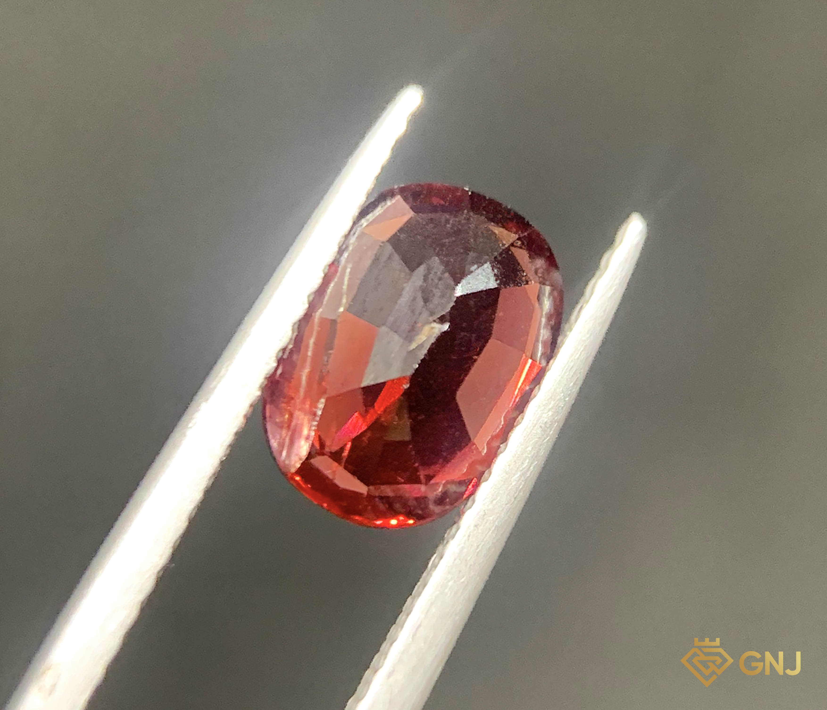 Viên Đá Garnet Tự Nhiên 2.8ct — Facet — chi tiết đá