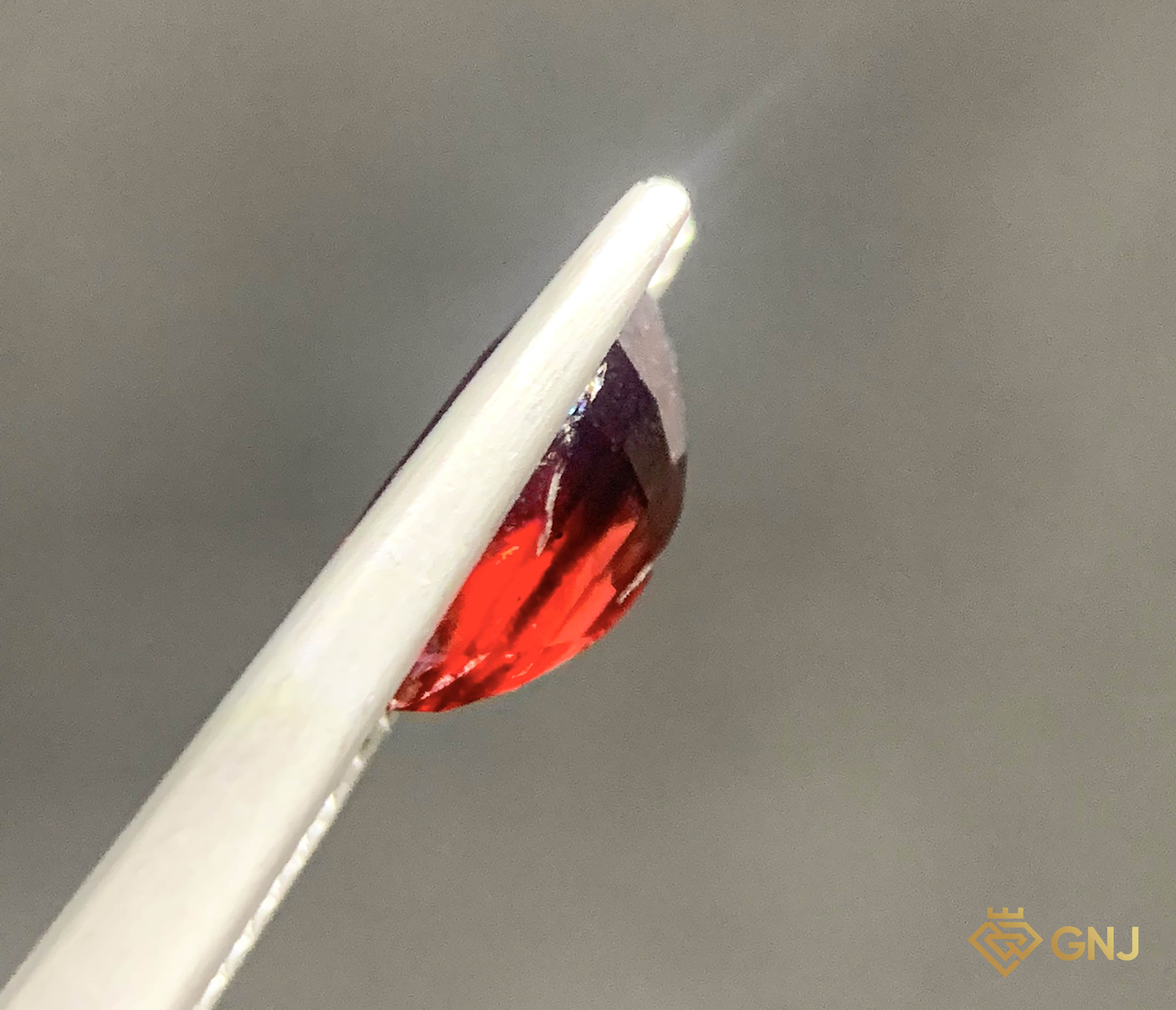 Viên Đá Garnet Tự Nhiên 2.8ct — Facet — mặt bên