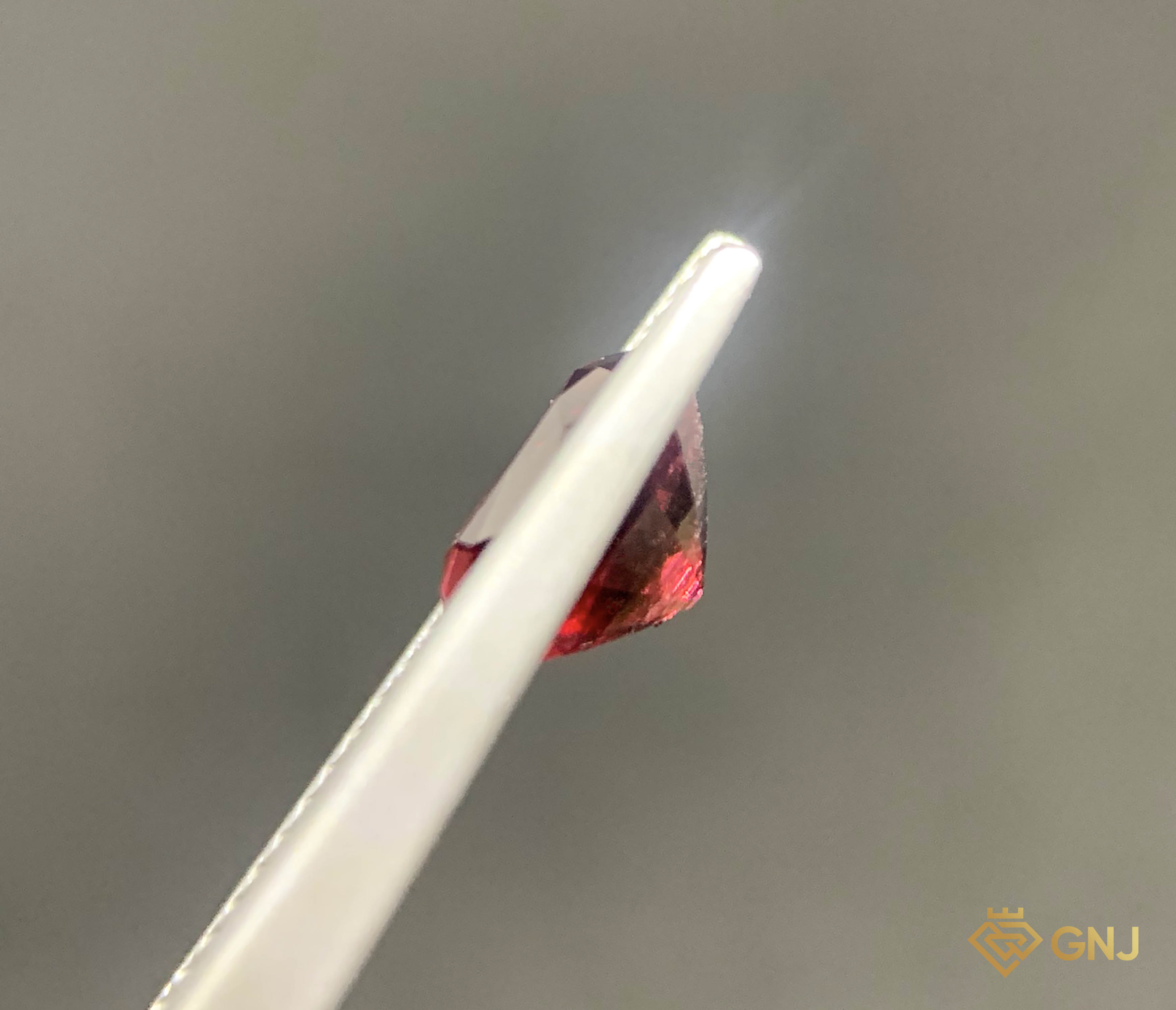 Garnet Tự Nhiên Đỏ 2.3ct - Facet — mặt bên