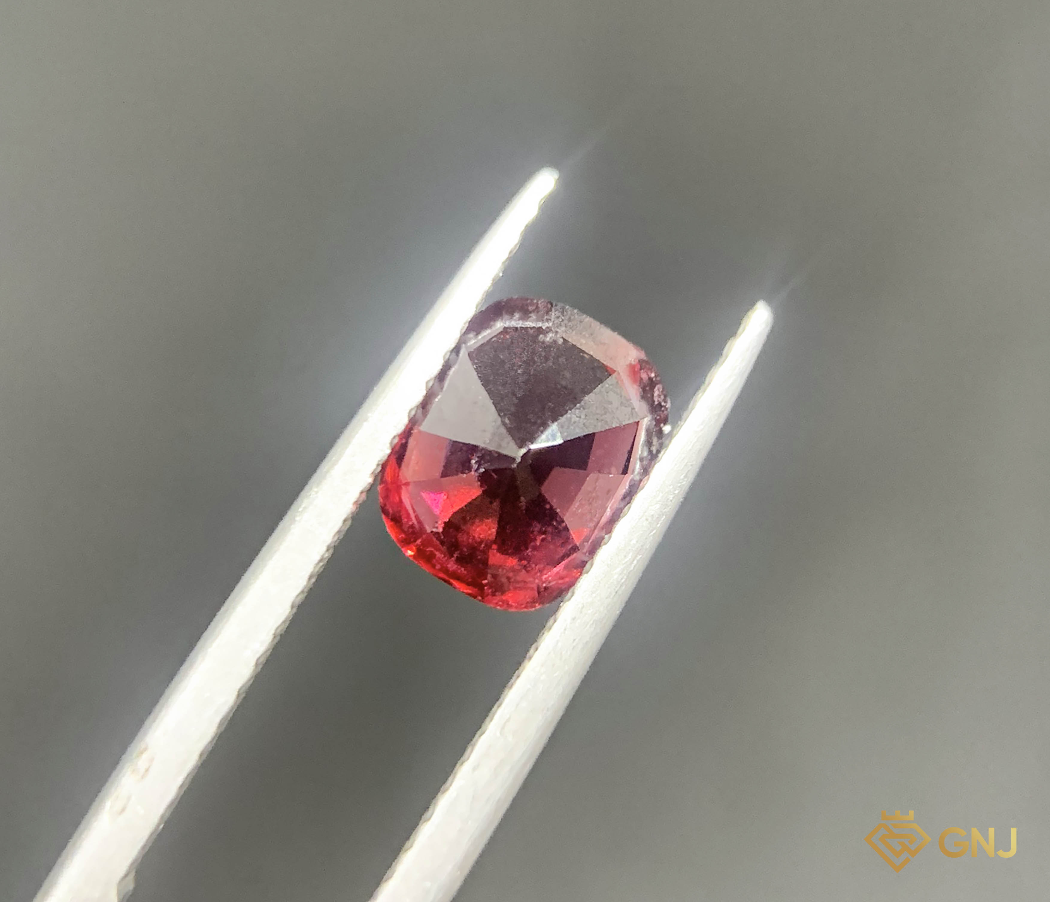 Garnet Tự Nhiên Đỏ 2.3ct - Facet — chi tiết đá