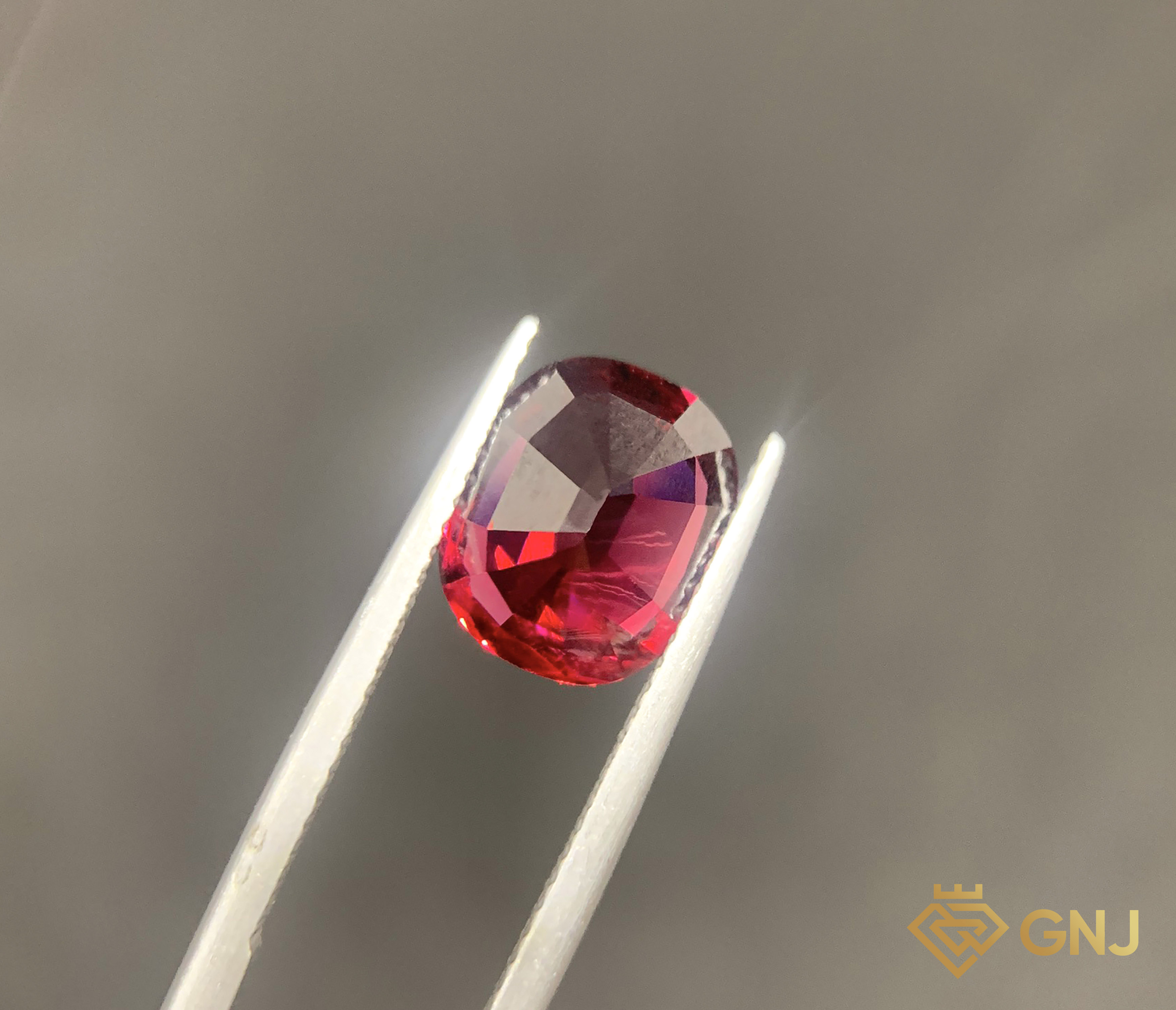 Viên Đá Garnet Tự Nhiên 4.65ct — Facet — chi tiết đá