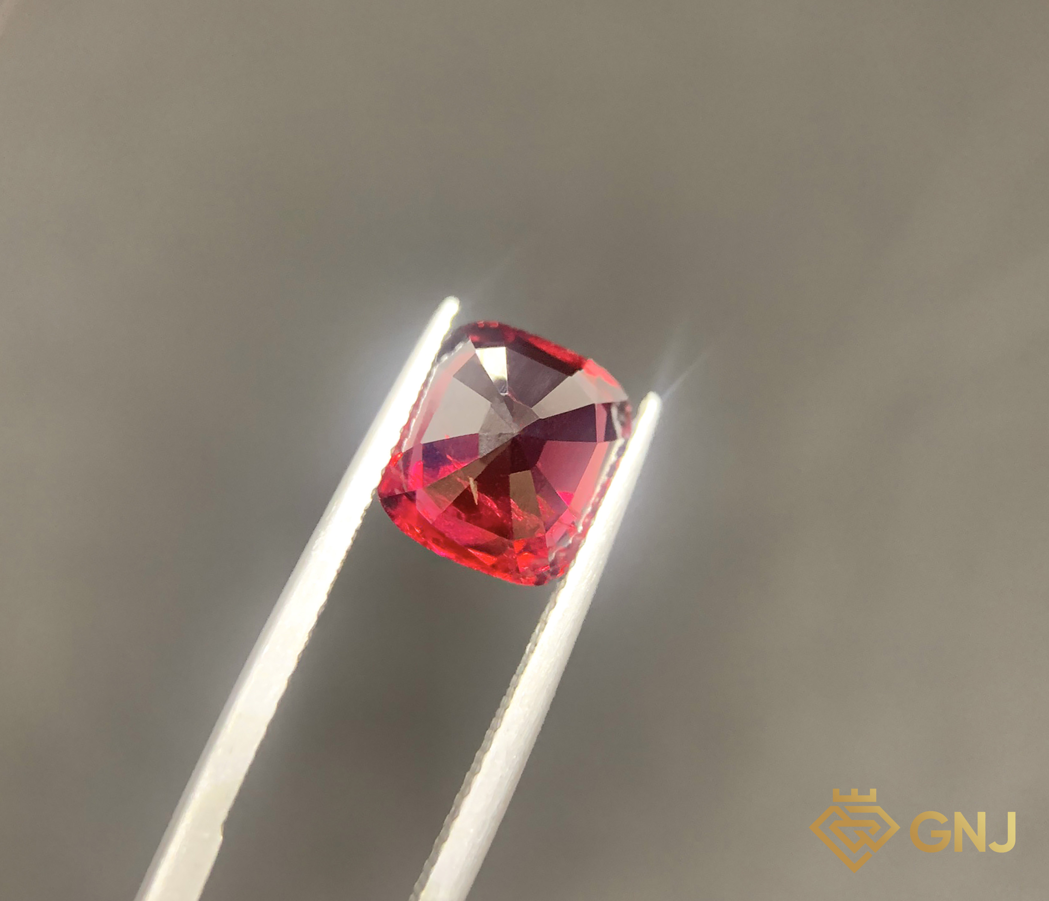 Garnet Tự Nhiên Đỏ 4.5ct - Facet — chi tiết đá