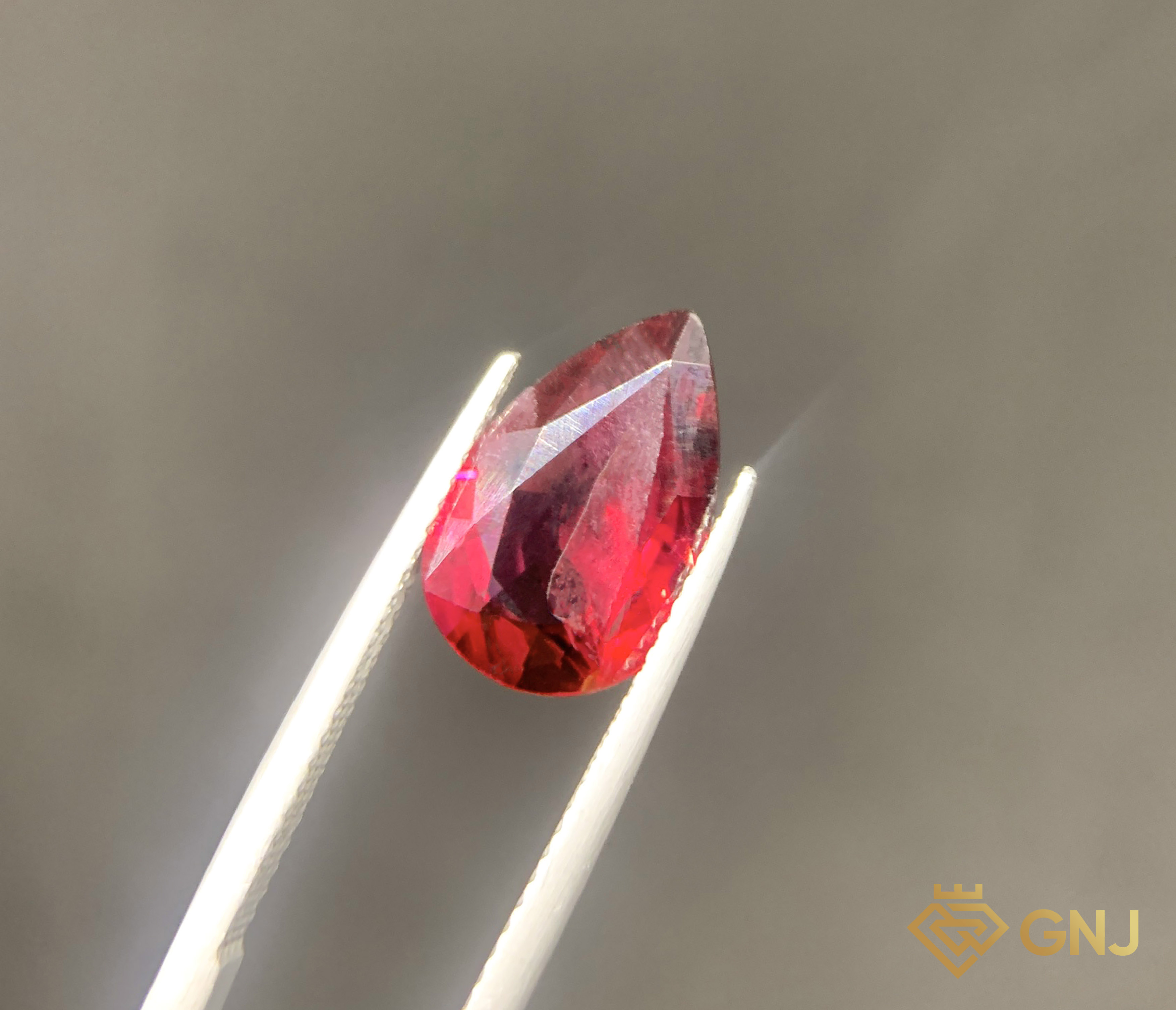 Garnet Tự Nhiên Đỏ 4.5ct - Facet — mặt trước, đá quý tự nhiên có kiểm định GNJ
