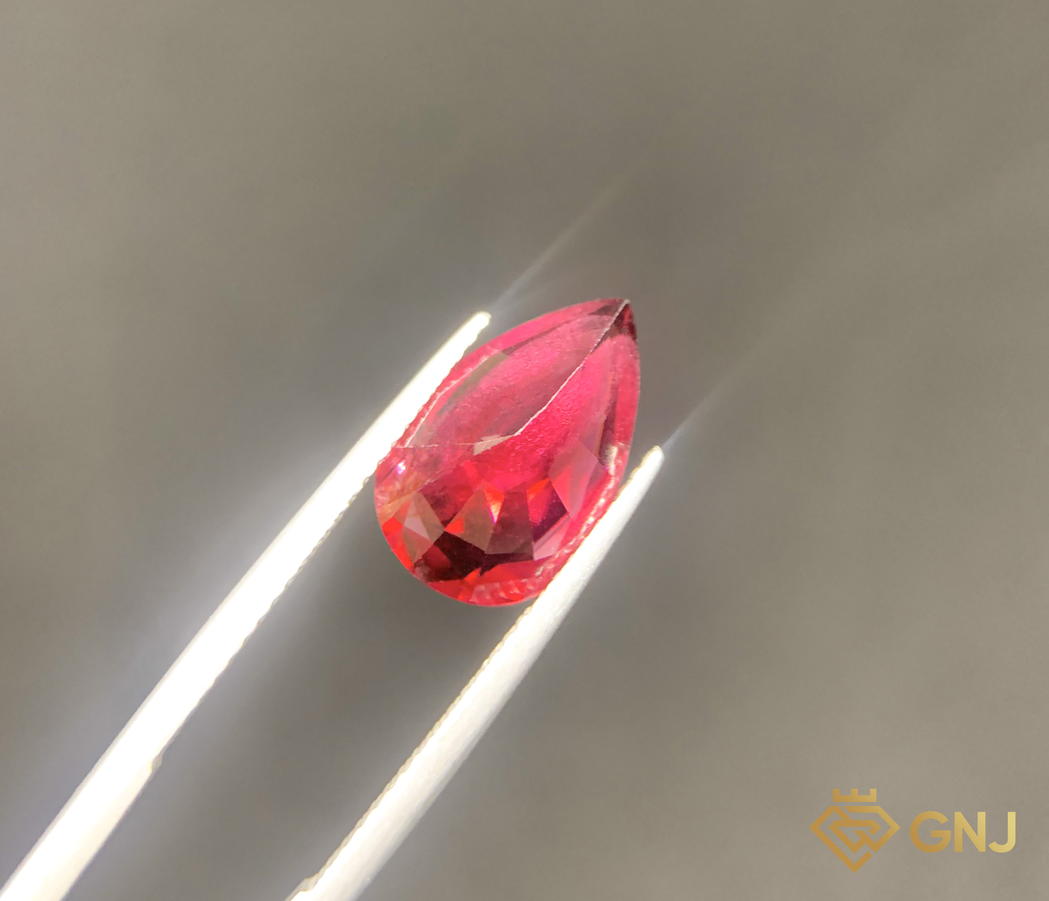 Garnet Tự Nhiên Đỏ 4.5ct - Facet — chi tiết đá
