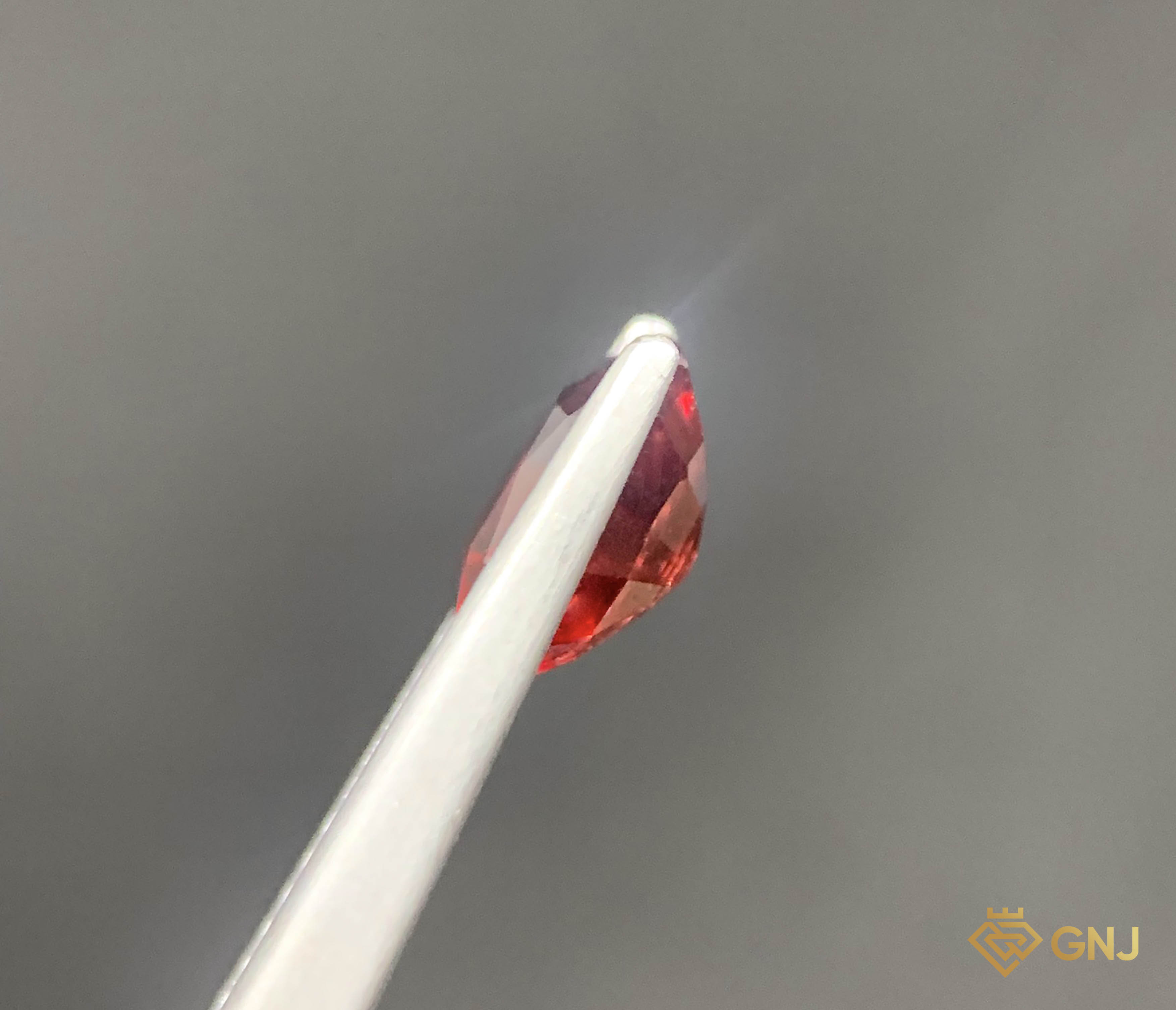 Viên đá Garnet tự nhiên