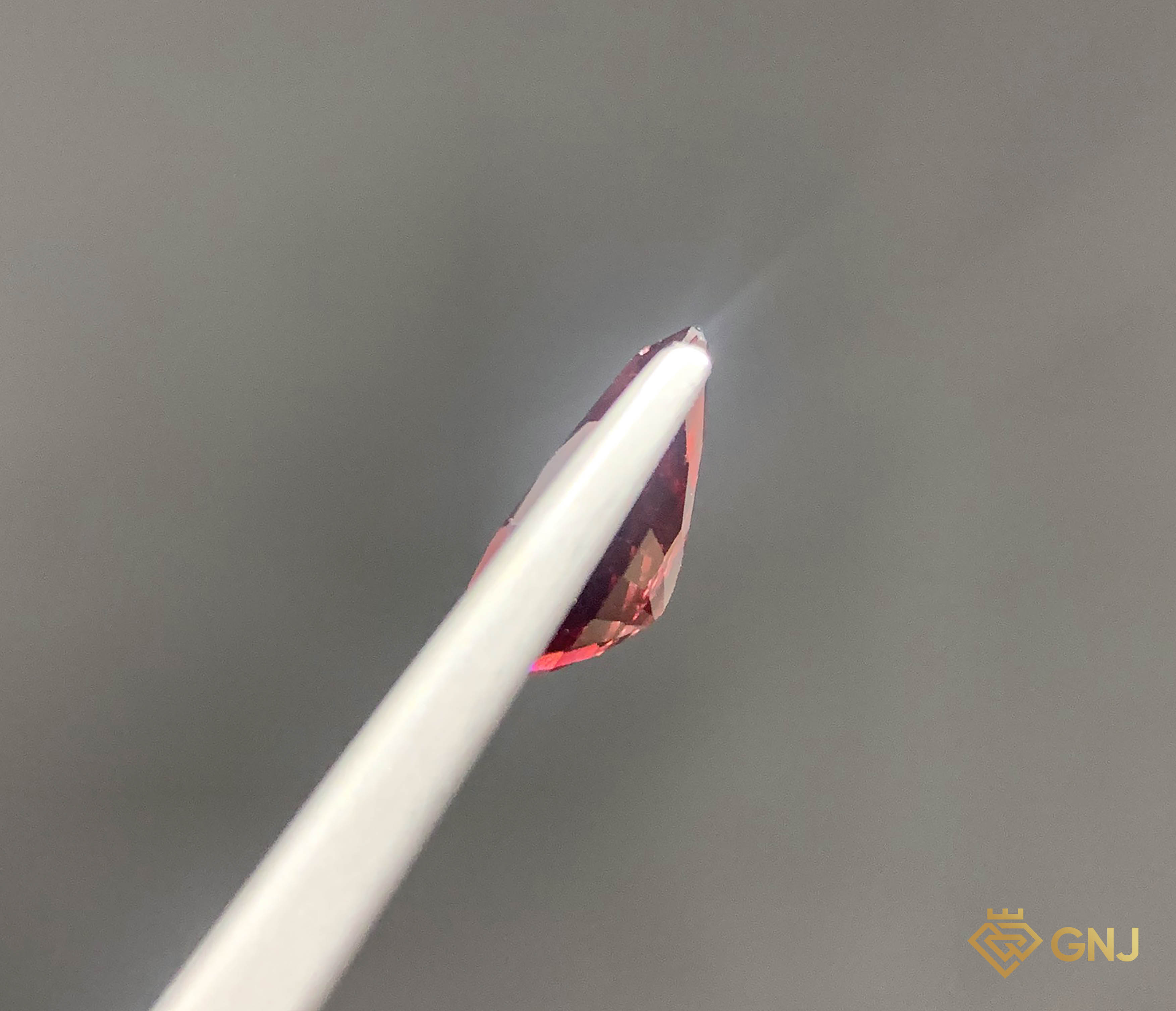 Garnet Tự Nhiên Đỏ 1.85ct - Facet — mặt bên