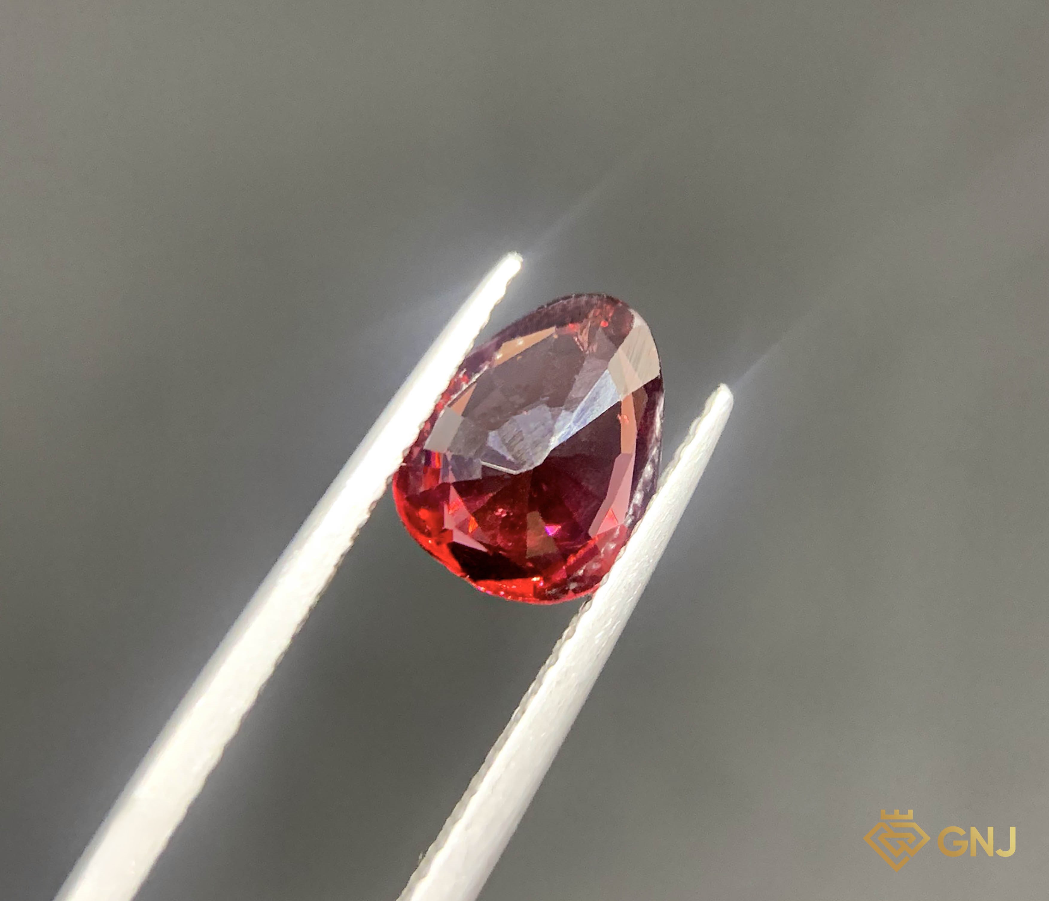 Garnet Tự Nhiên Đỏ 1.85ct - Facet — chi tiết đá