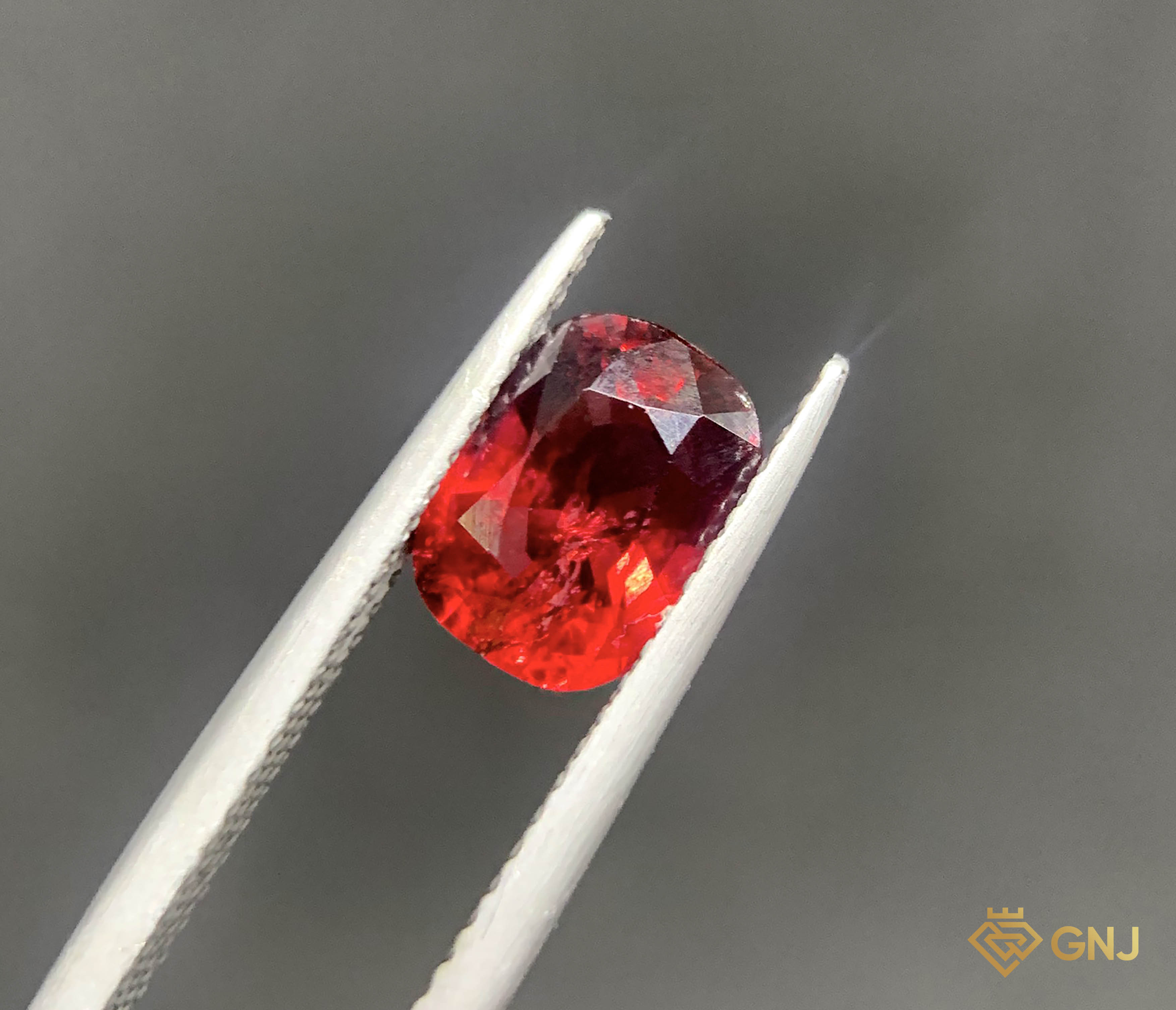 Viên đá Garnet tự nhiên
