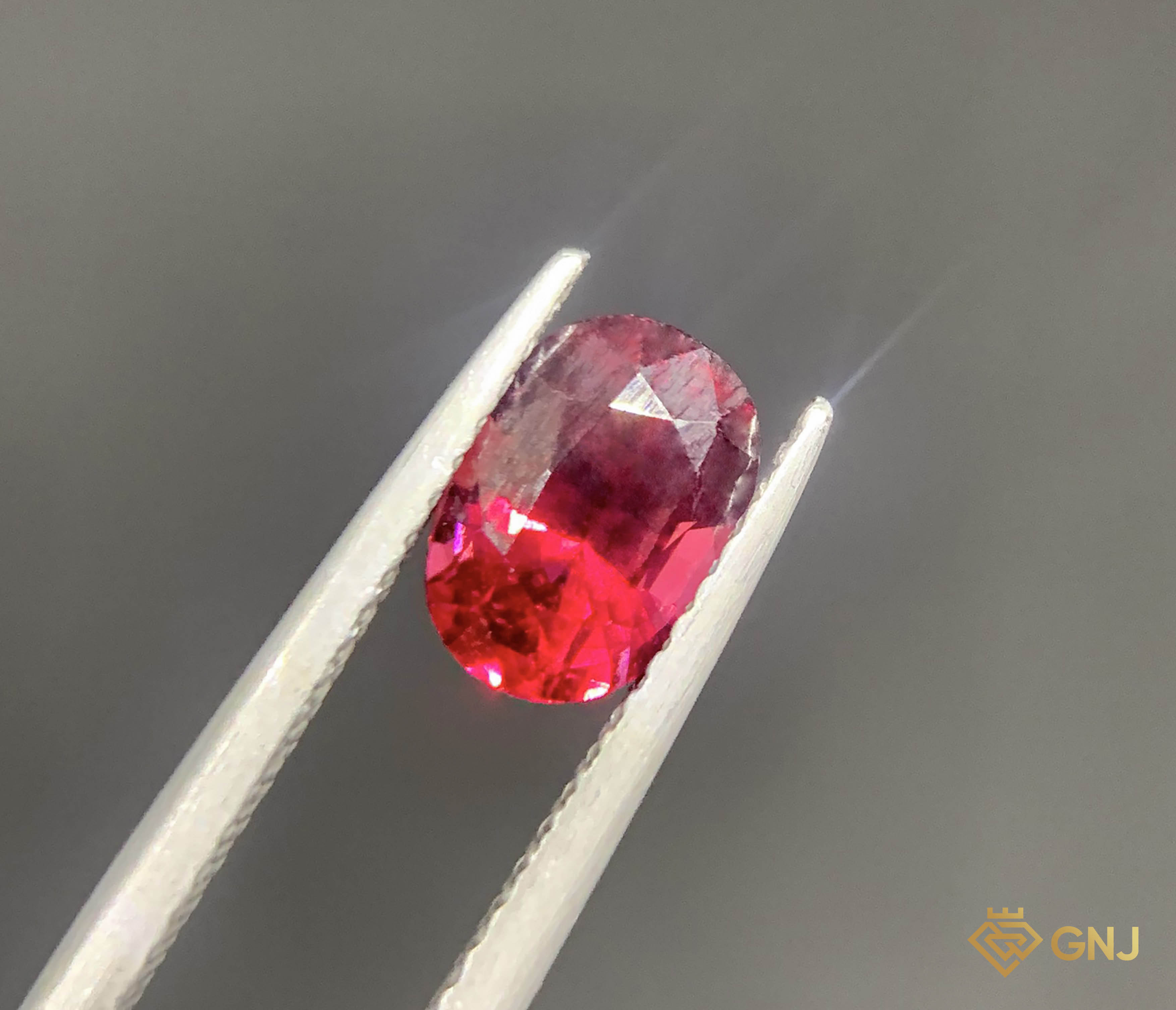 Viên đá Garnet tự nhiên