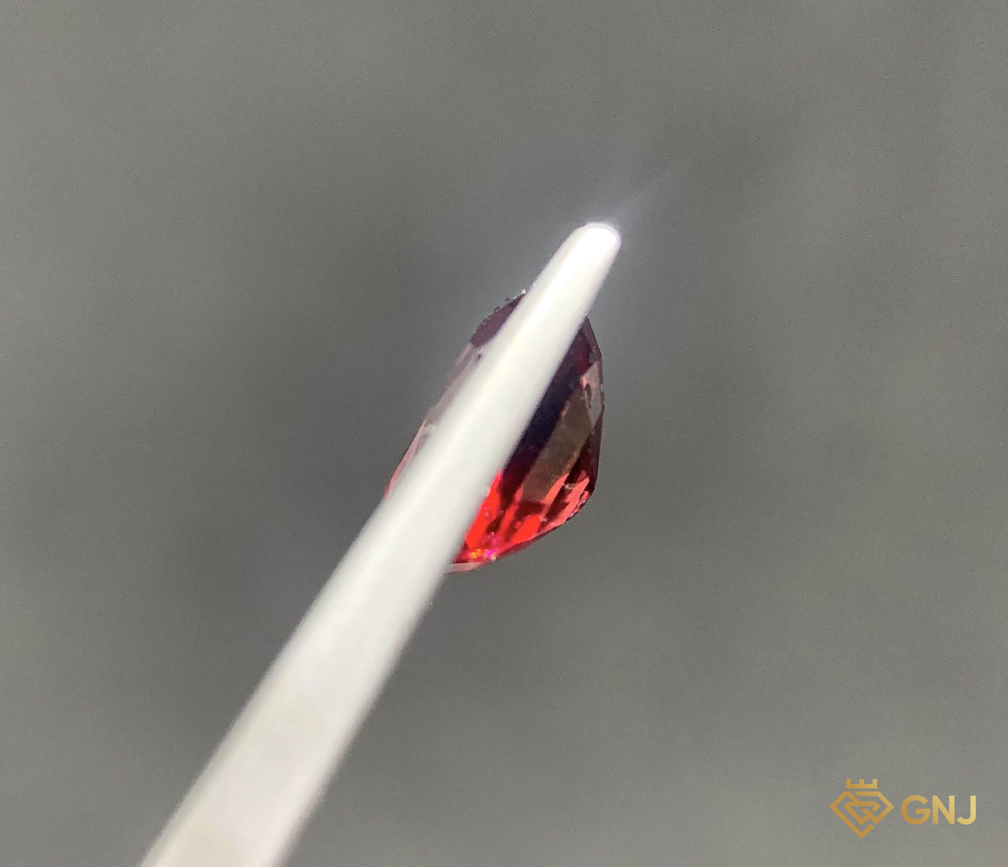 Viên đá Garnet tự nhiên