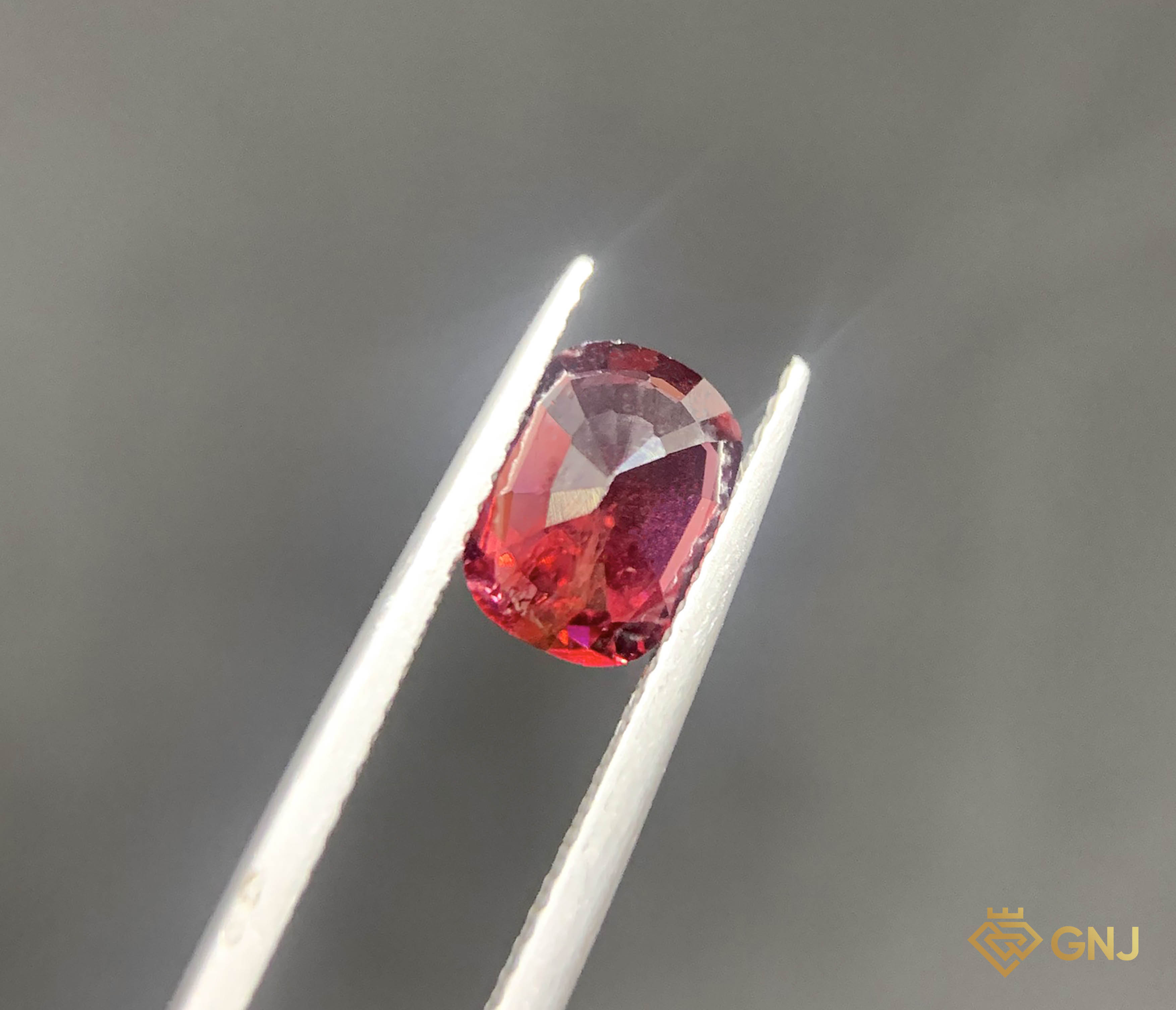 Viên đá Garnet tự nhiên