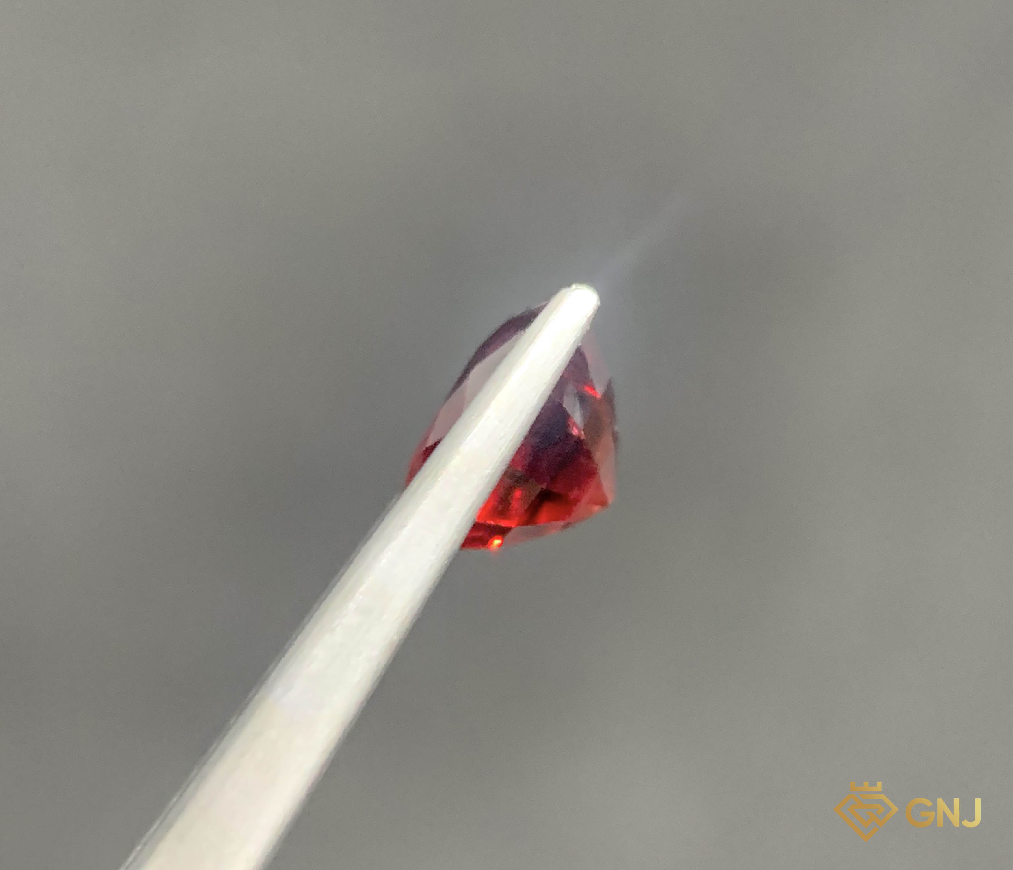Viên đá Garnet tự nhiên