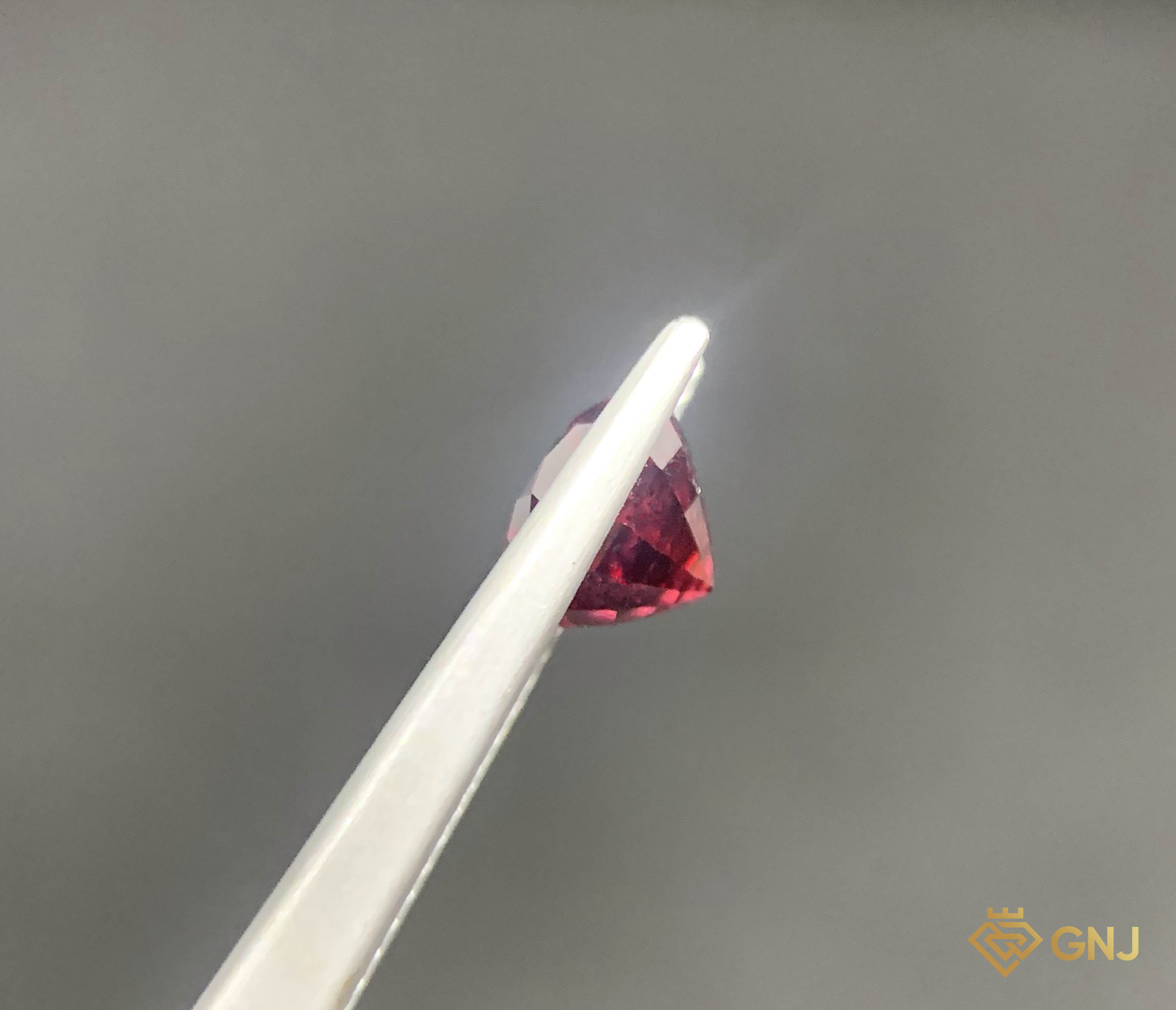 Viên đá Garnet tự nhiên