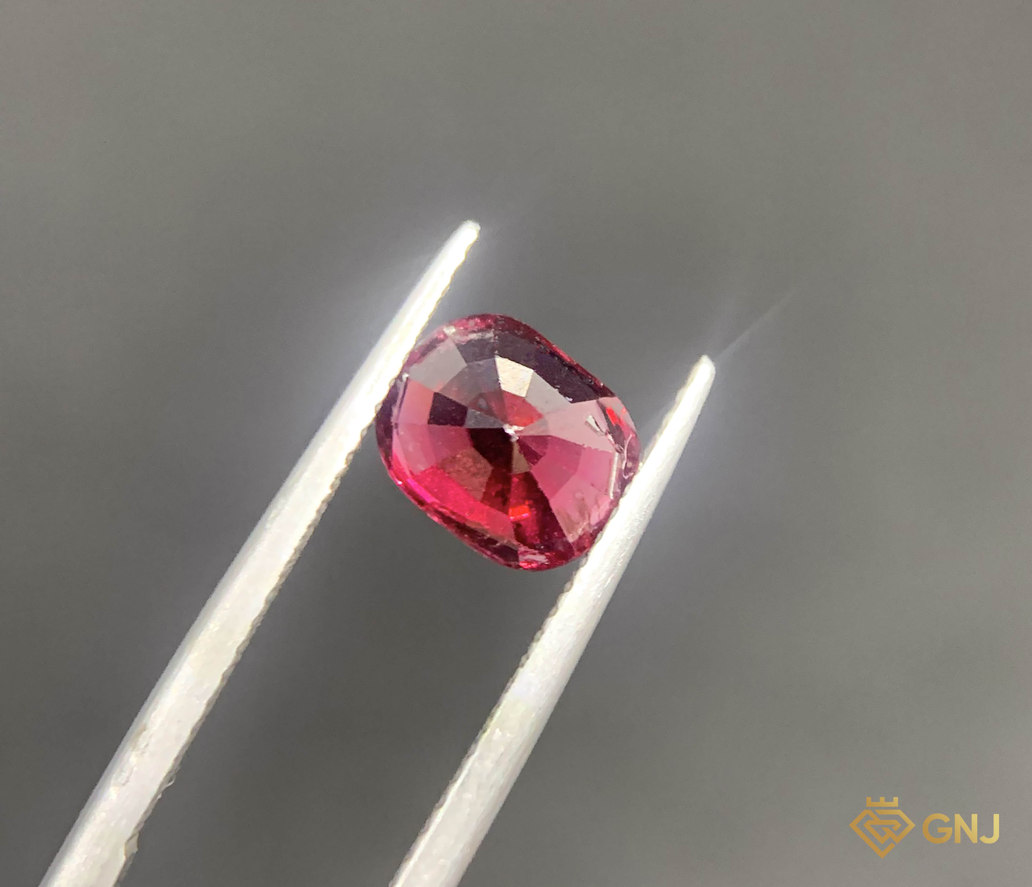 Viên đá Garnet tự nhiên