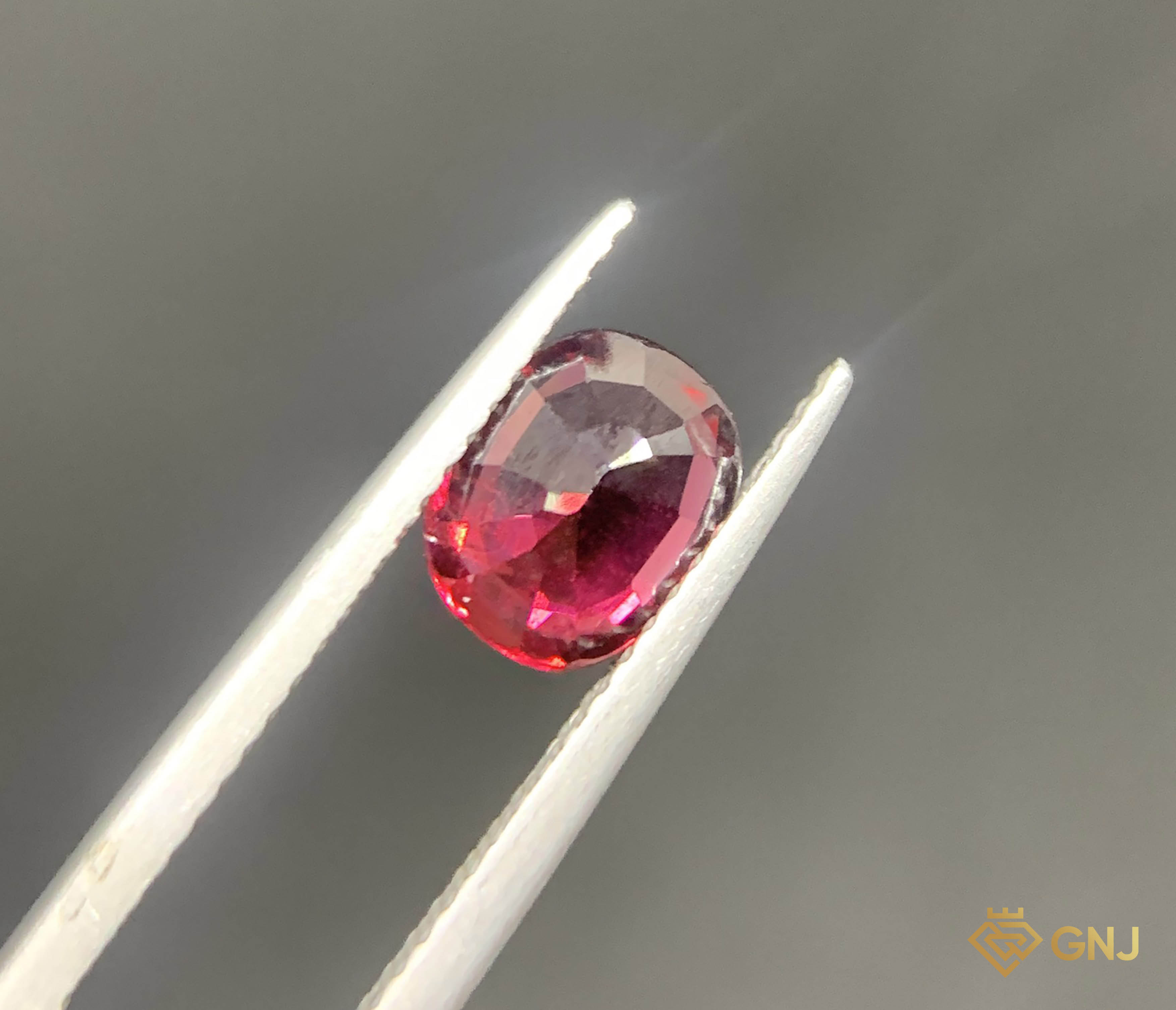 Viên đá Garnet tự nhiên