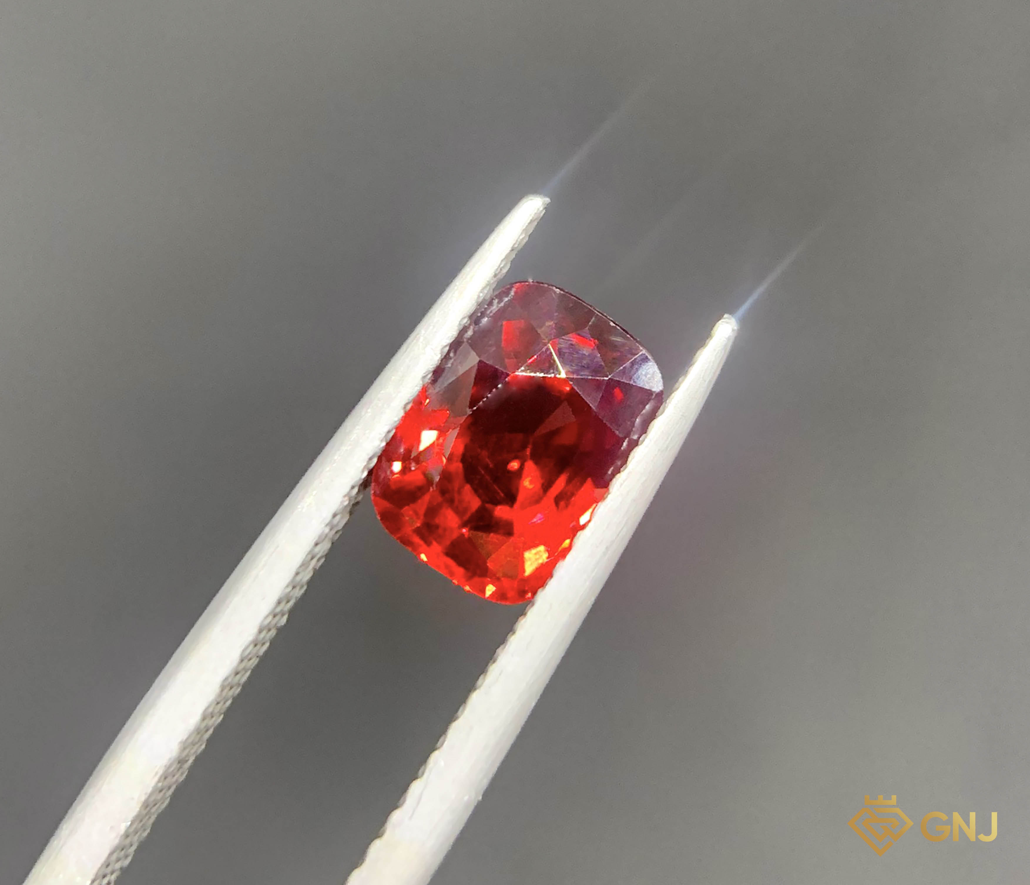 Garnet Tự Nhiên Đỏ 1.85ct - Facet — mặt trước, đá quý tự nhiên có kiểm định GNJ