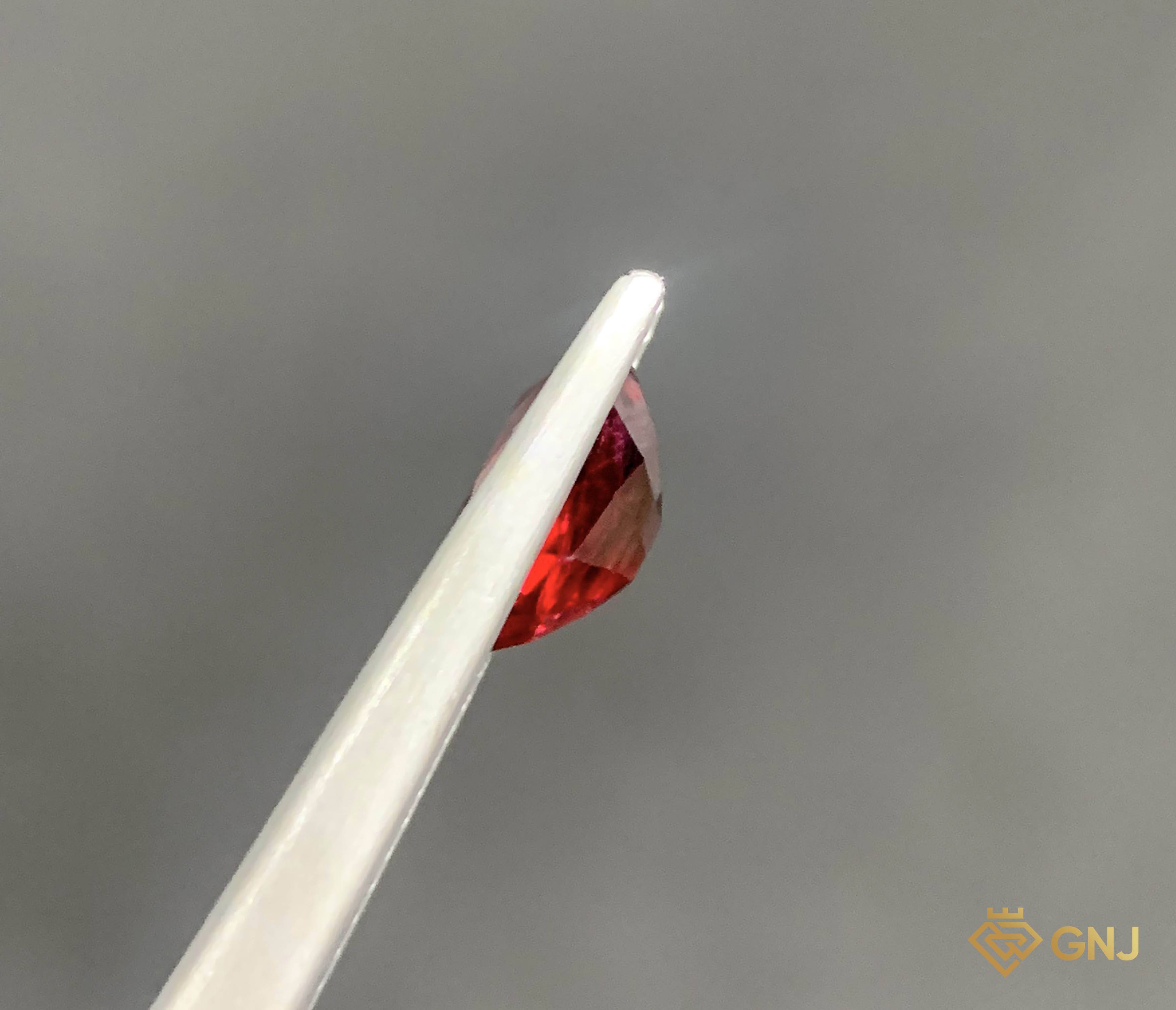 Viên đá Garnet tự nhiên