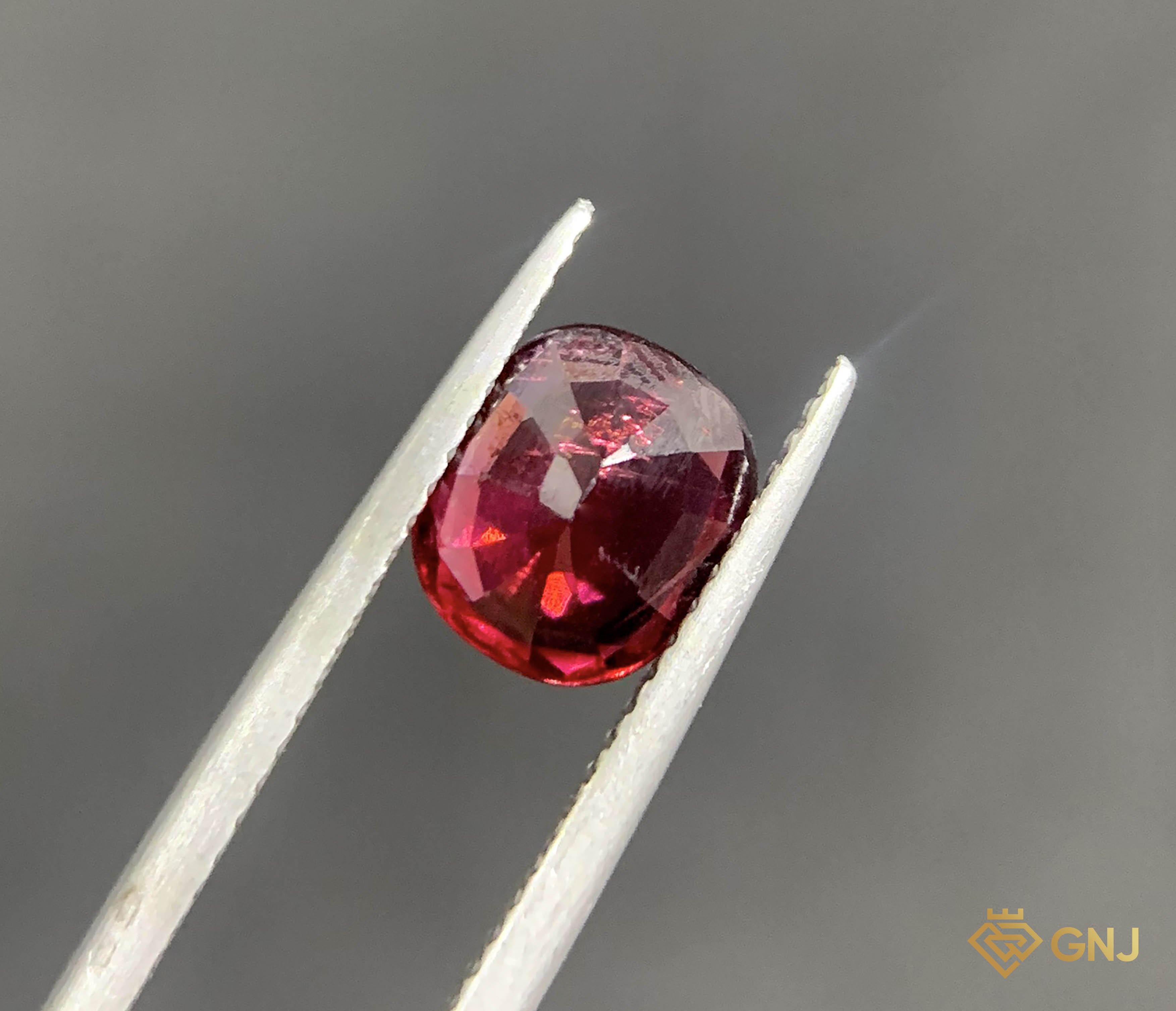 Viên đá Garnet tự nhiên