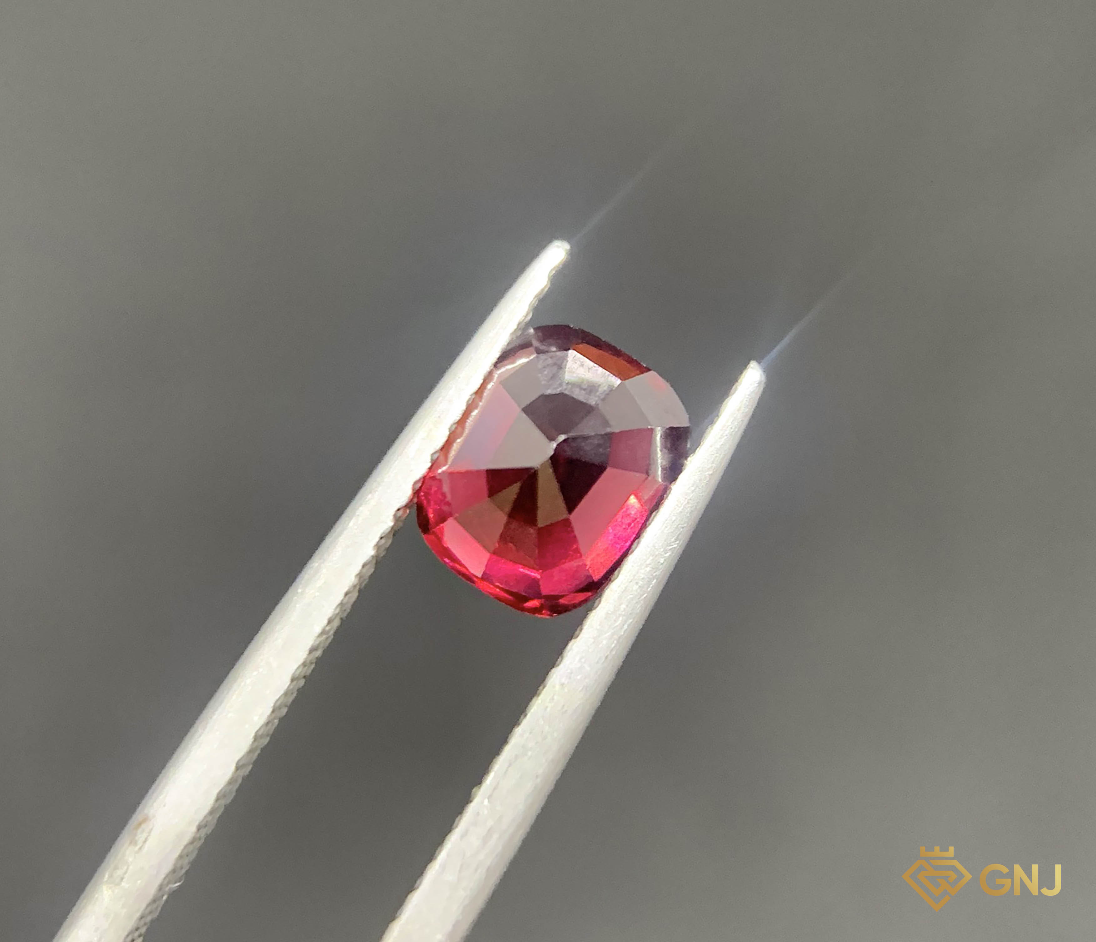 Garnet Tự Nhiên Đỏ 2.3ct - Facet — chi tiết đá
