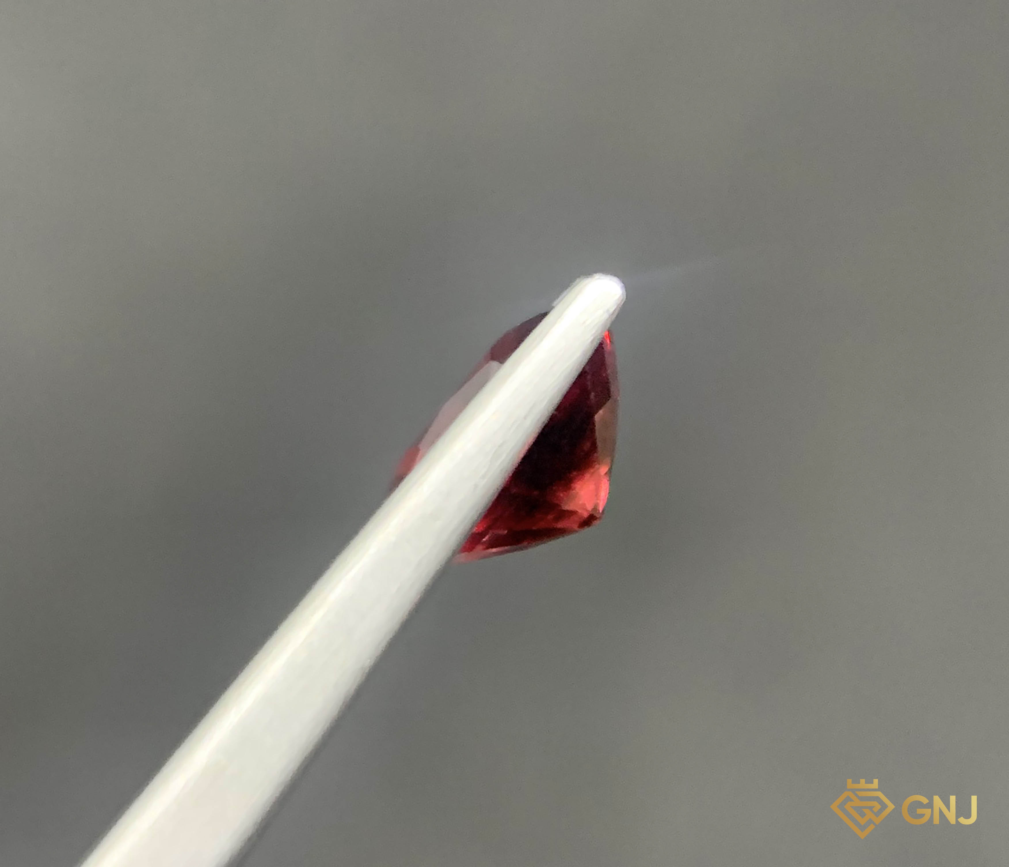 Garnet Tự Nhiên Đỏ 1.60ct - Facet — mặt bên