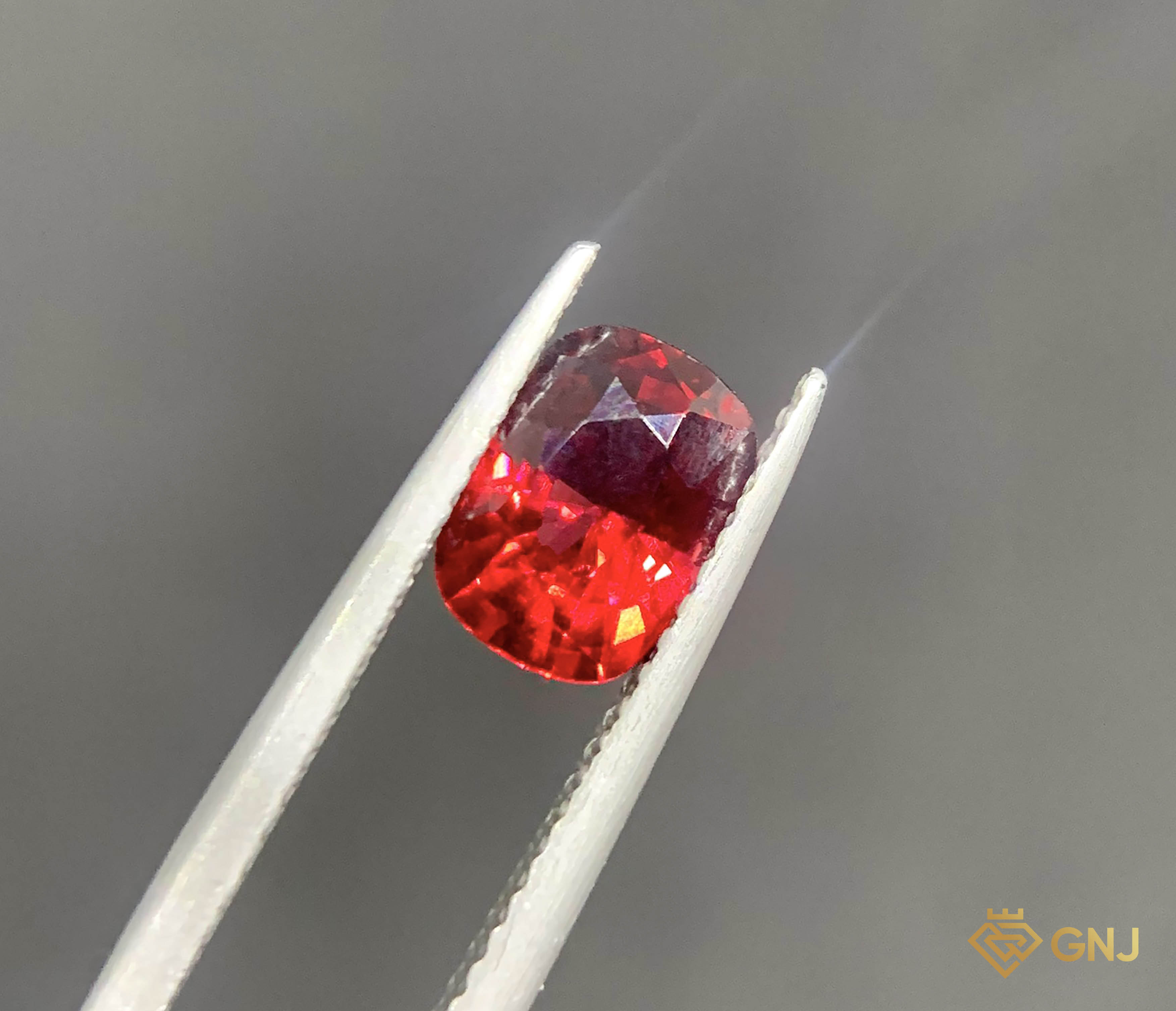 Garnet Tự Nhiên Đỏ 1.60ct - Facet — mặt trước, đá quý tự nhiên có kiểm định GNJ