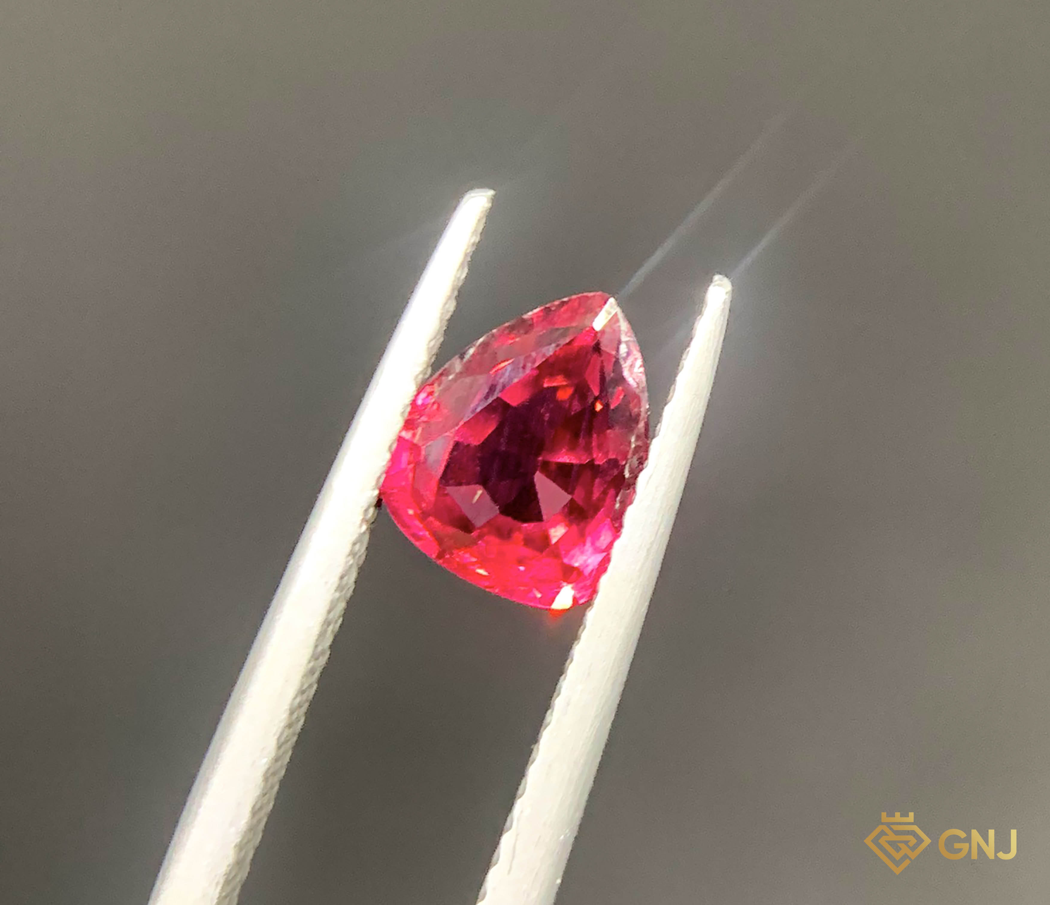 Viên đá Garnet tự nhiên