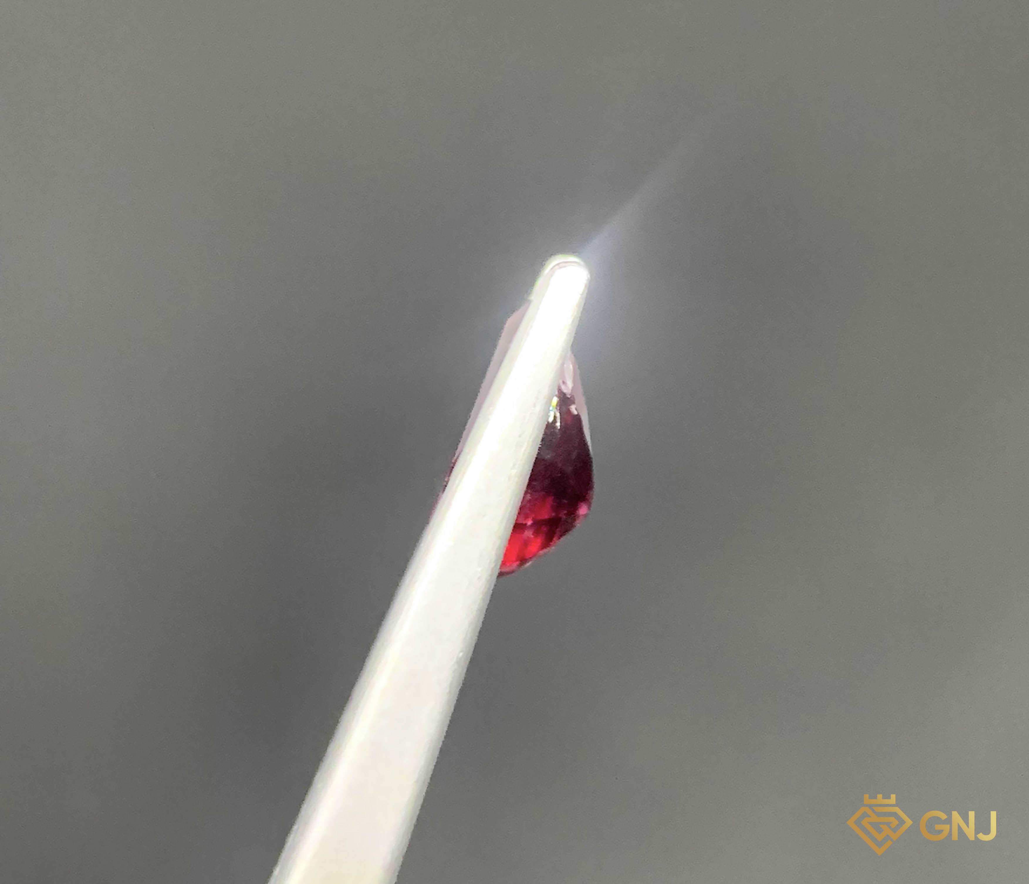 Viên đá Garnet tự nhiên