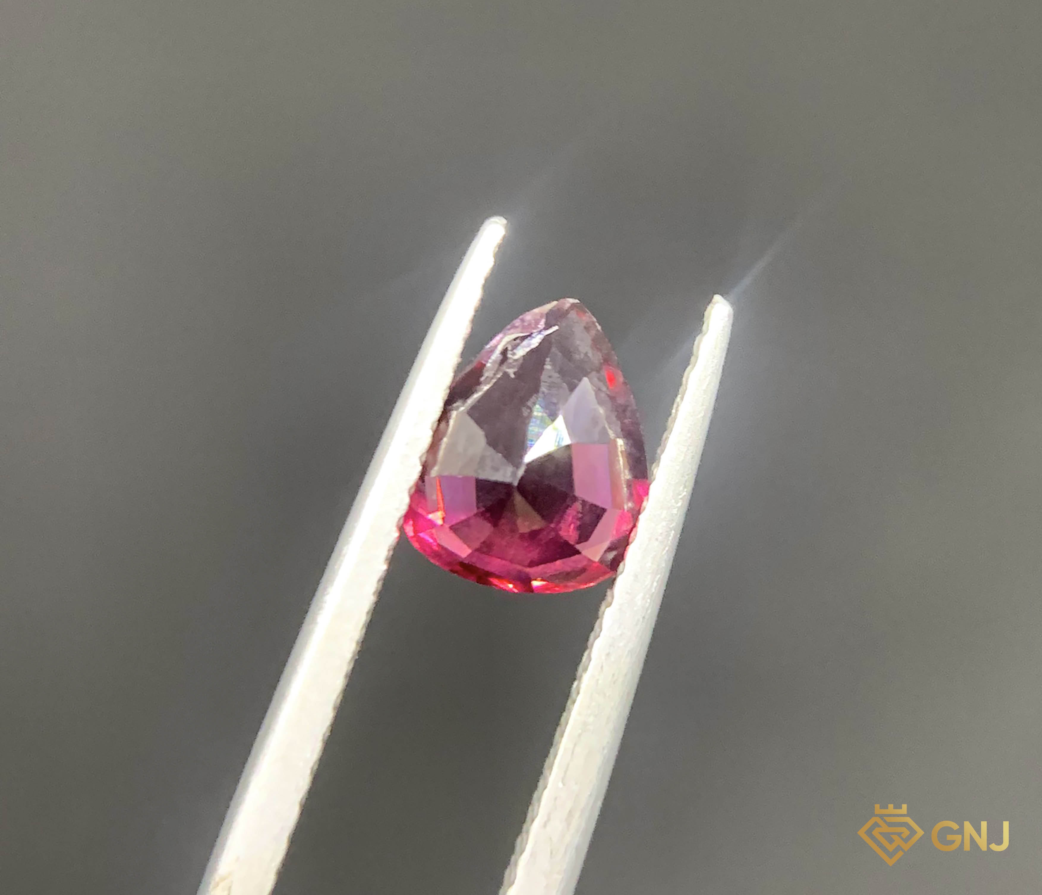 Viên đá Garnet tự nhiên