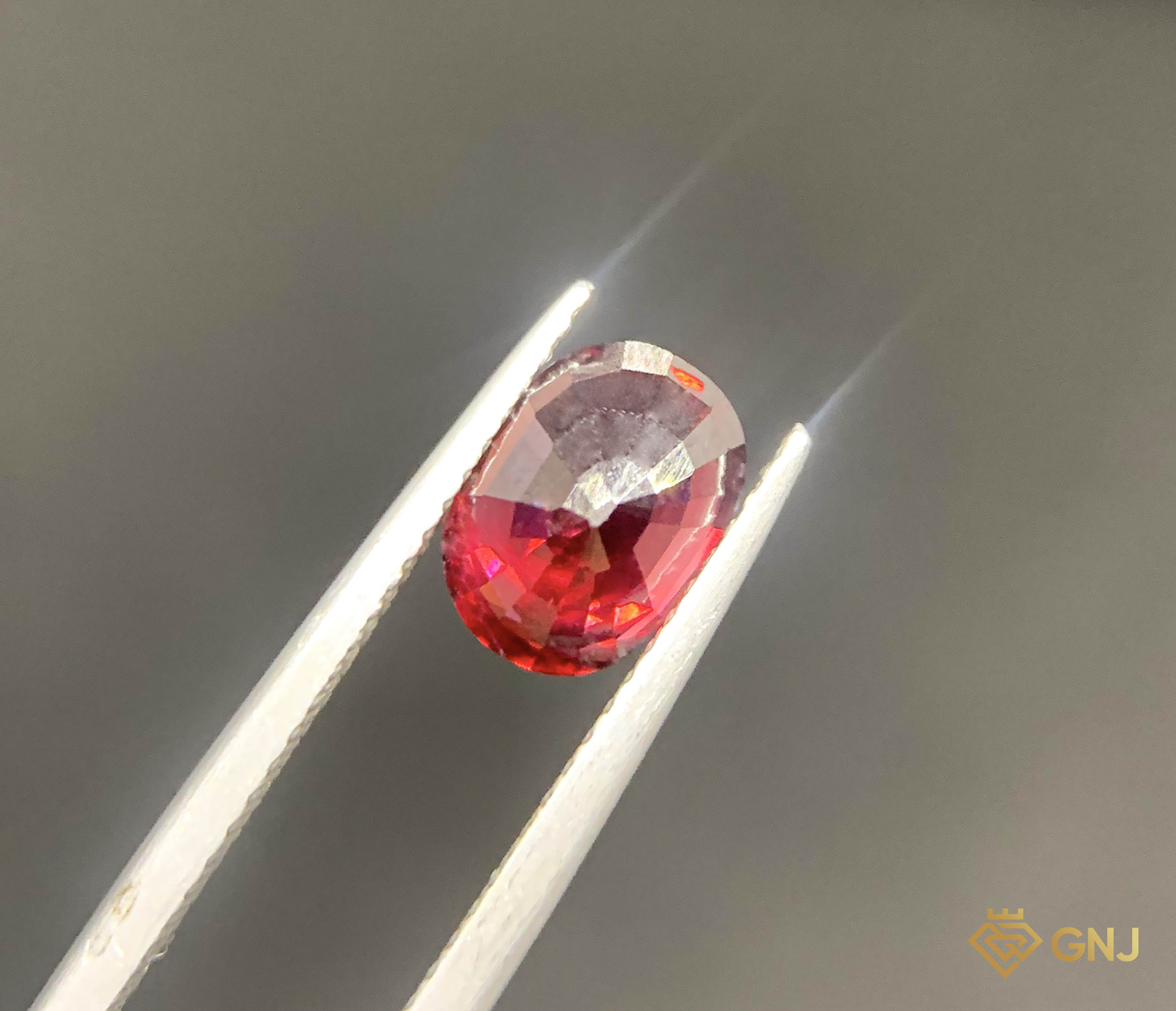 Viên đá Garnet tự nhiên