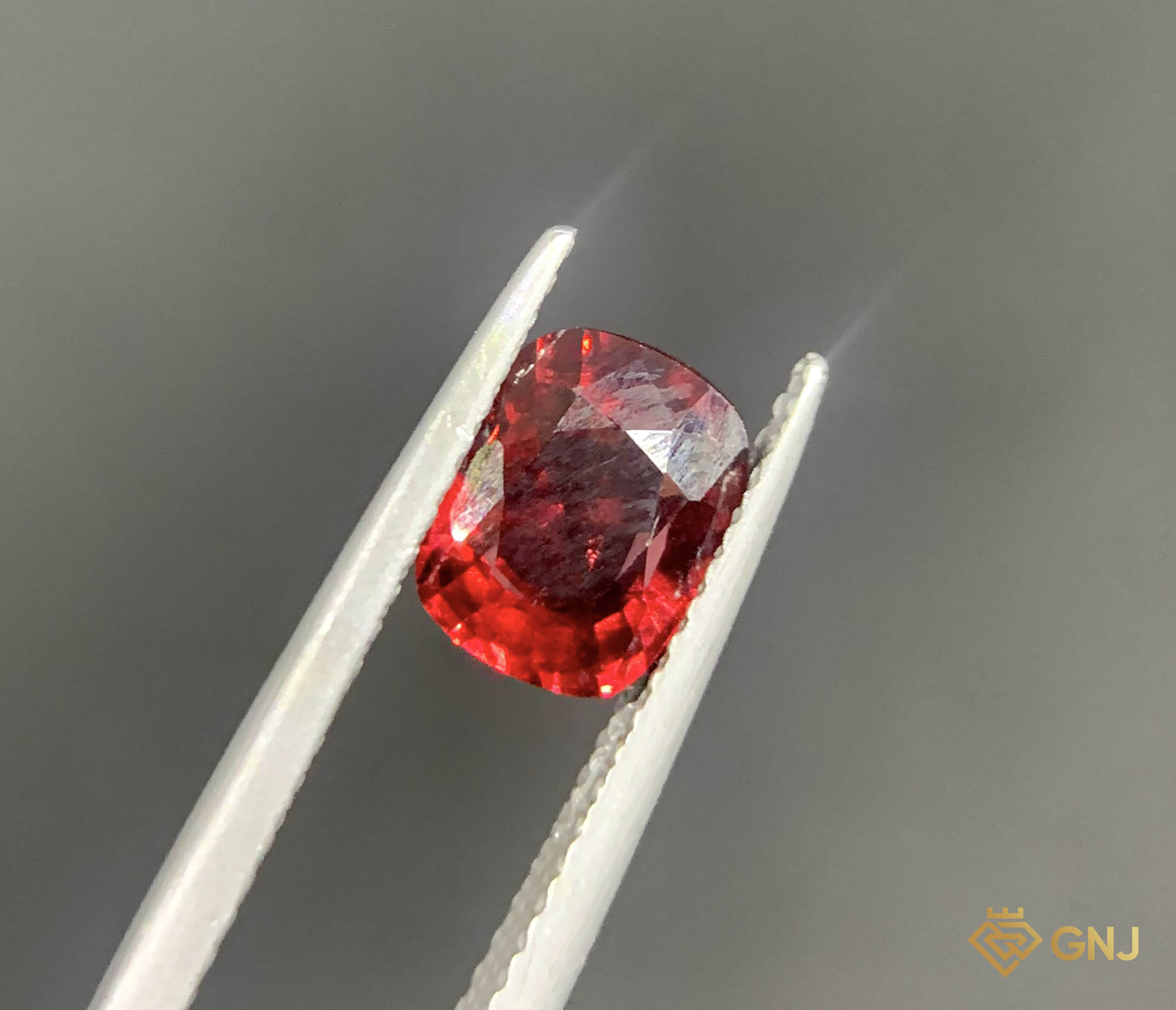 Viên đá Garnet tự nhiên