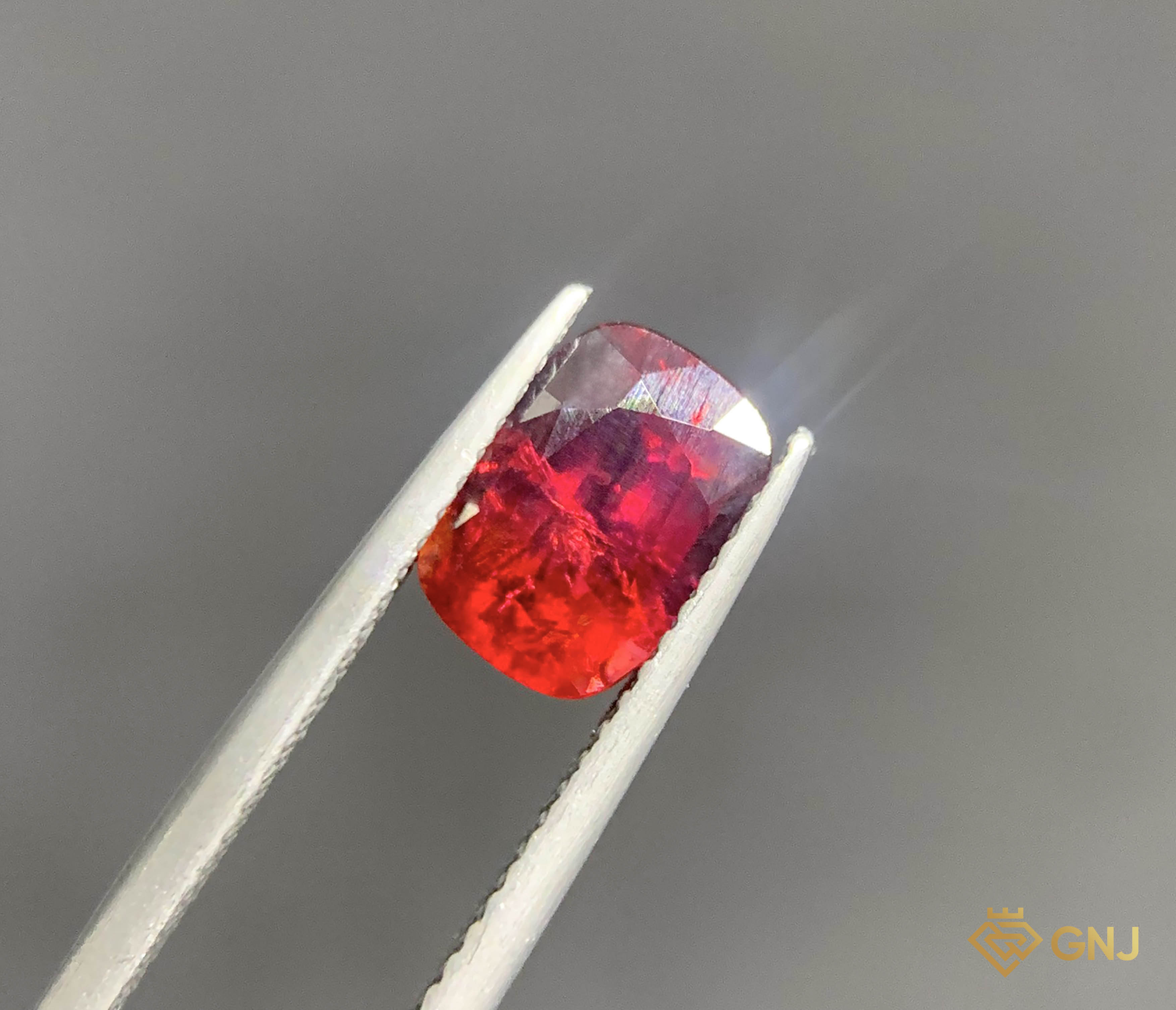 Garnet Tự Nhiên Đỏ 2.45ct - Facet — mặt trước, đá quý tự nhiên có kiểm định GNJ