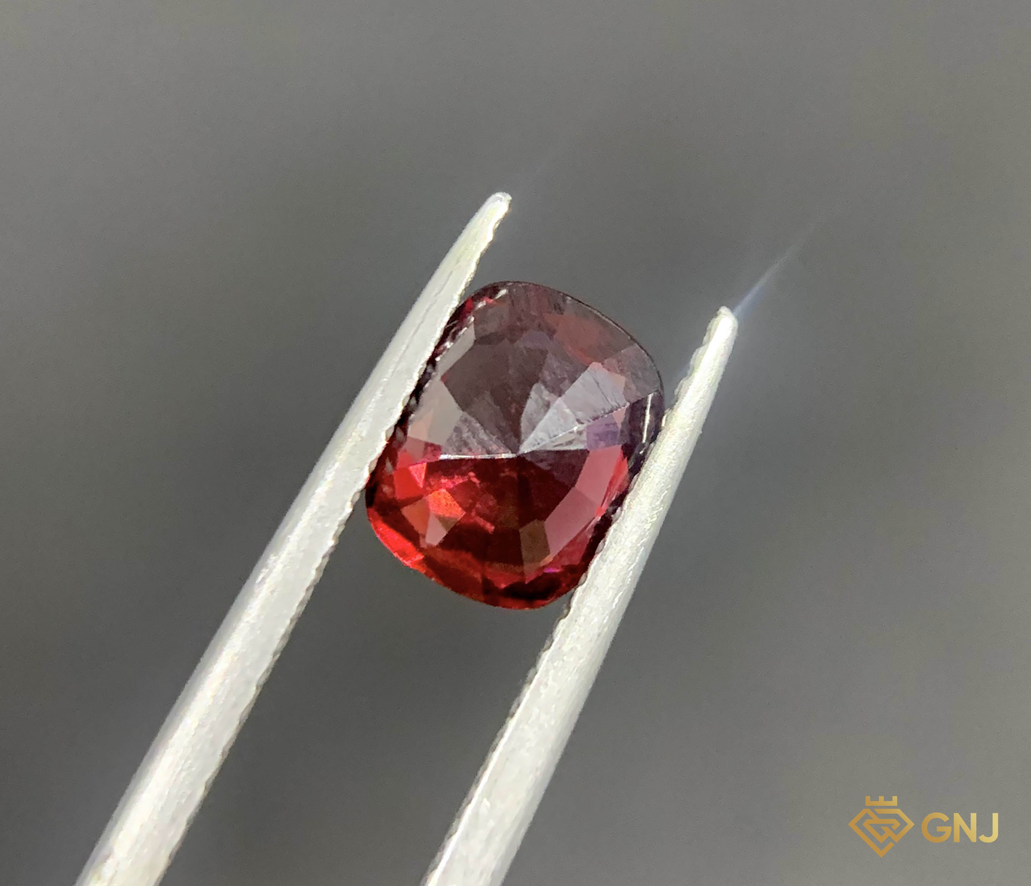 Viên đá Garnet tự nhiên