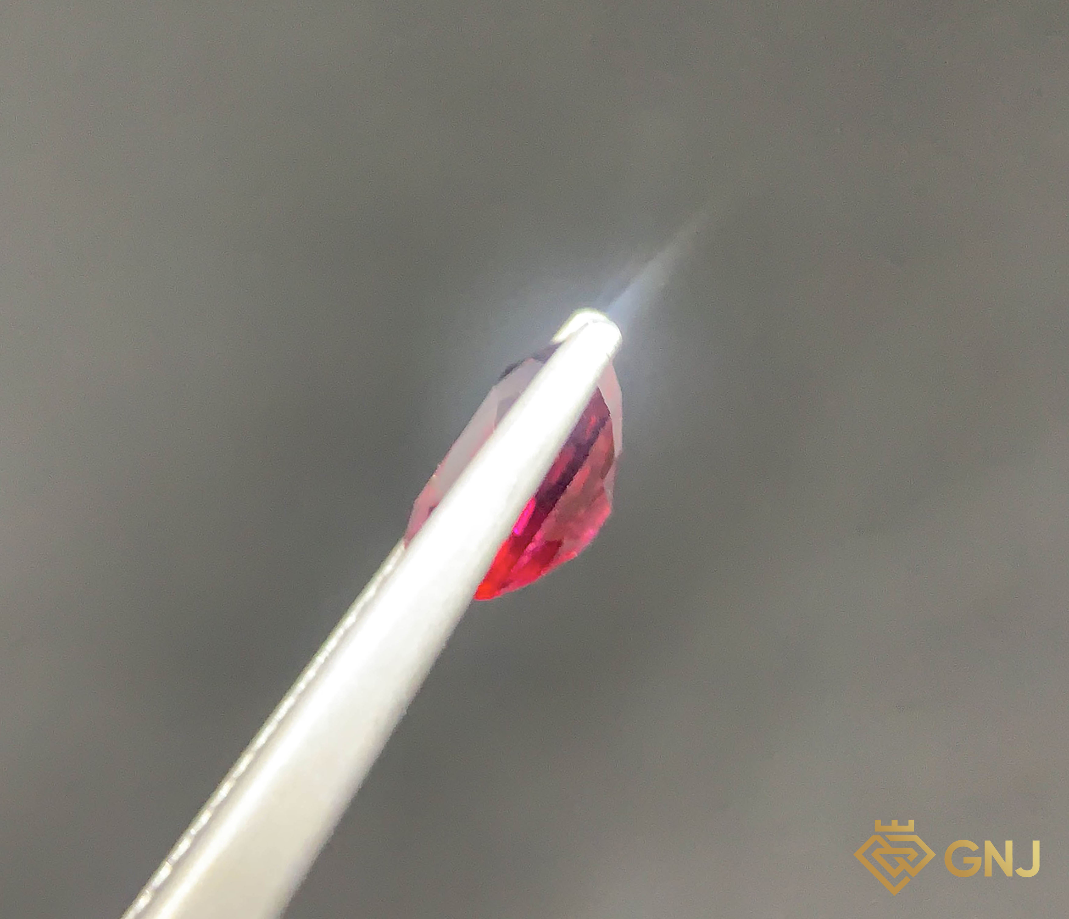 Viên đá Garnet tự nhiên