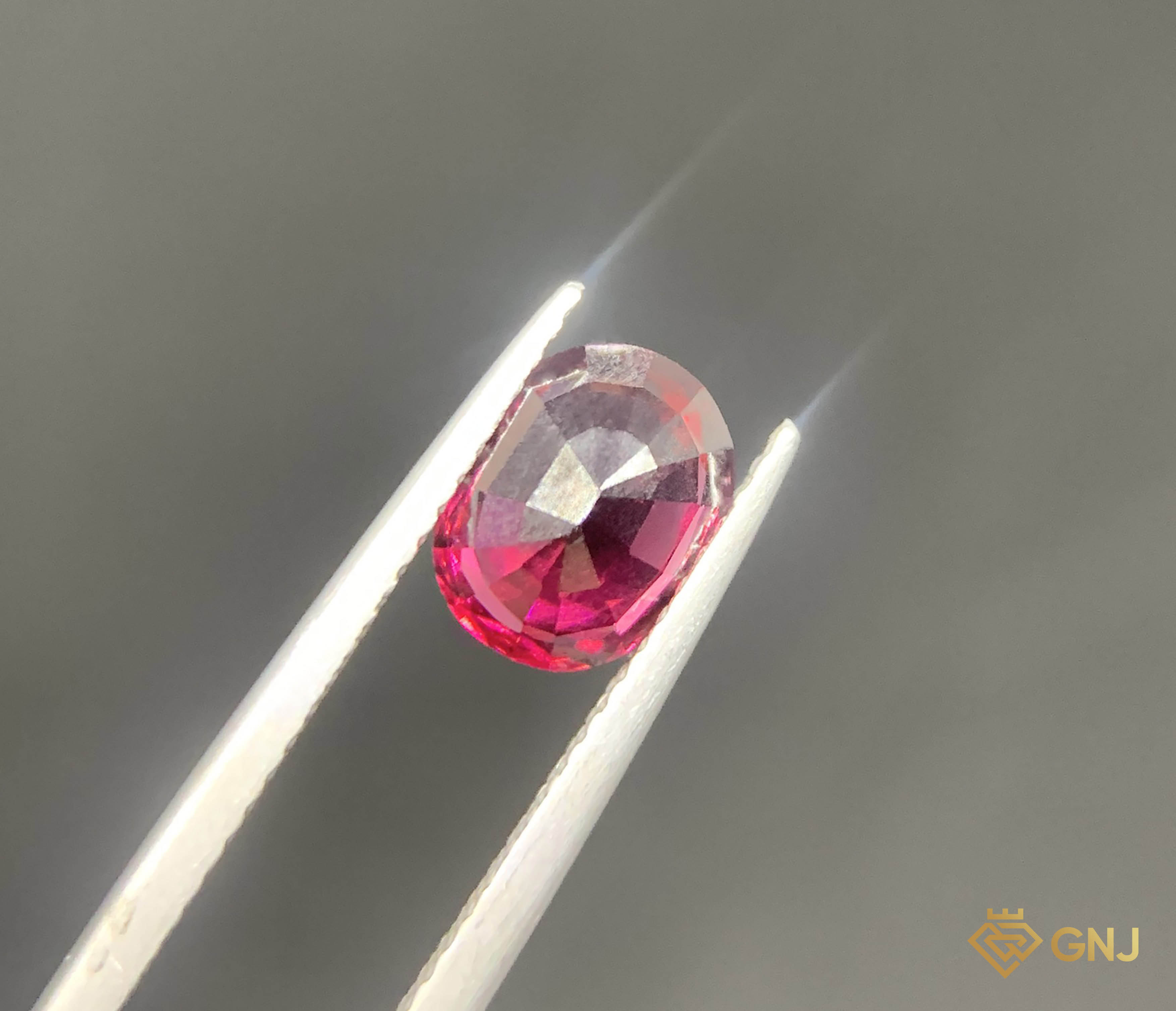 Viên đá Garnet tự nhiên