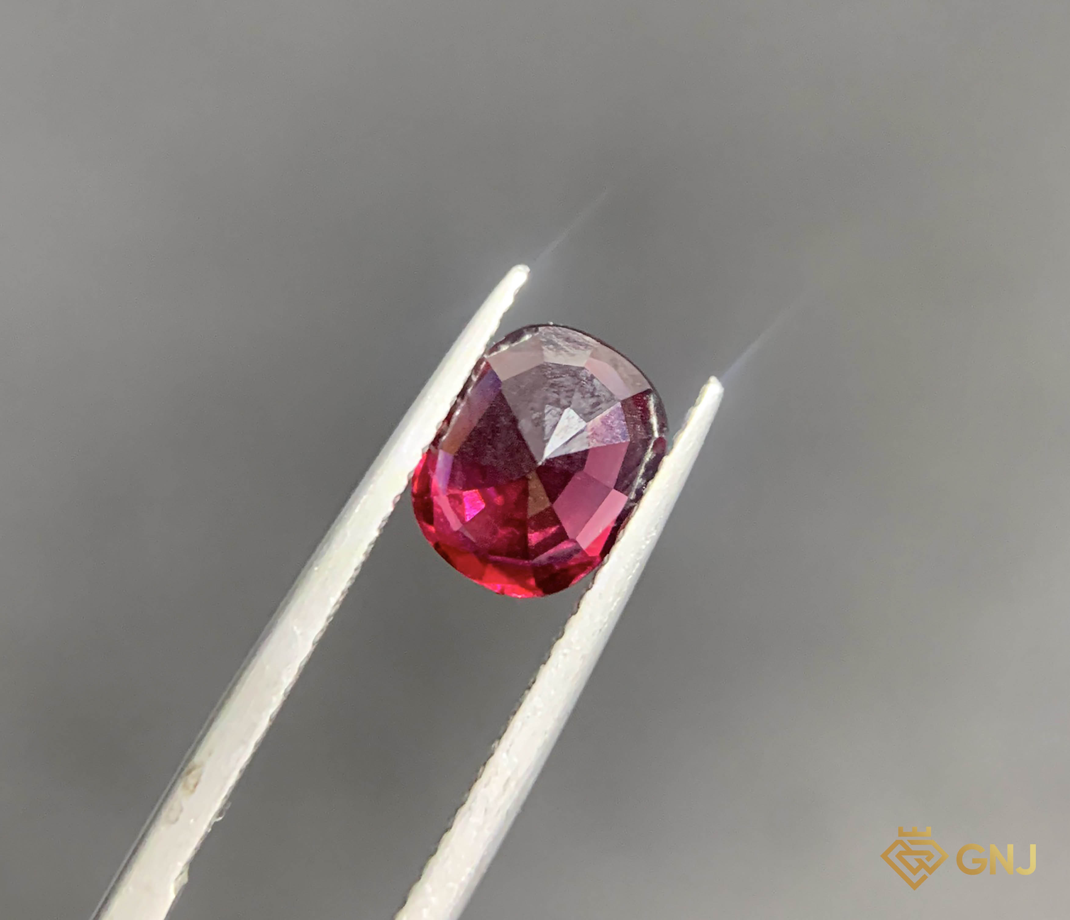 Viên đá Garnet tự nhiên