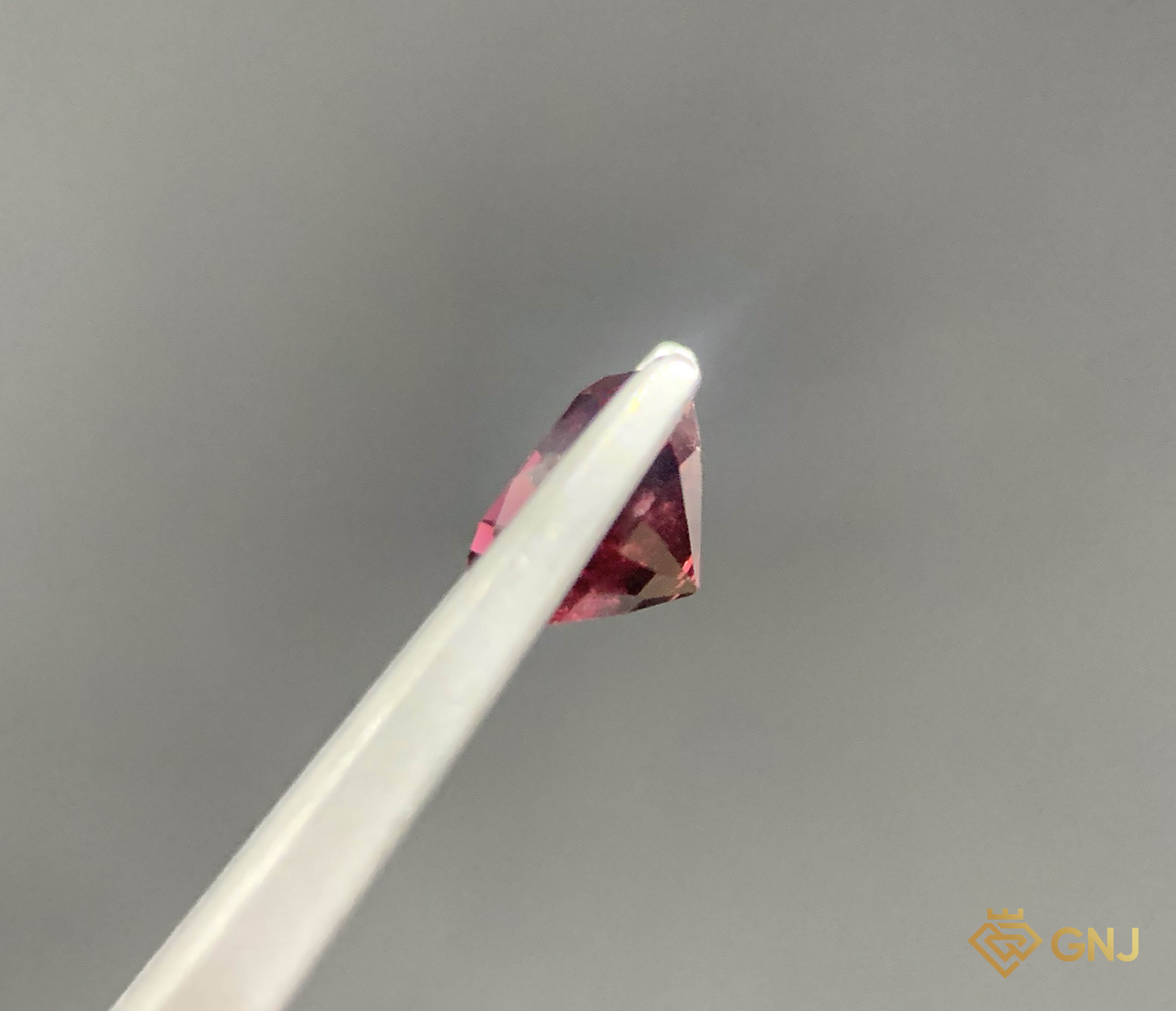 Viên đá Garnet tự nhiên