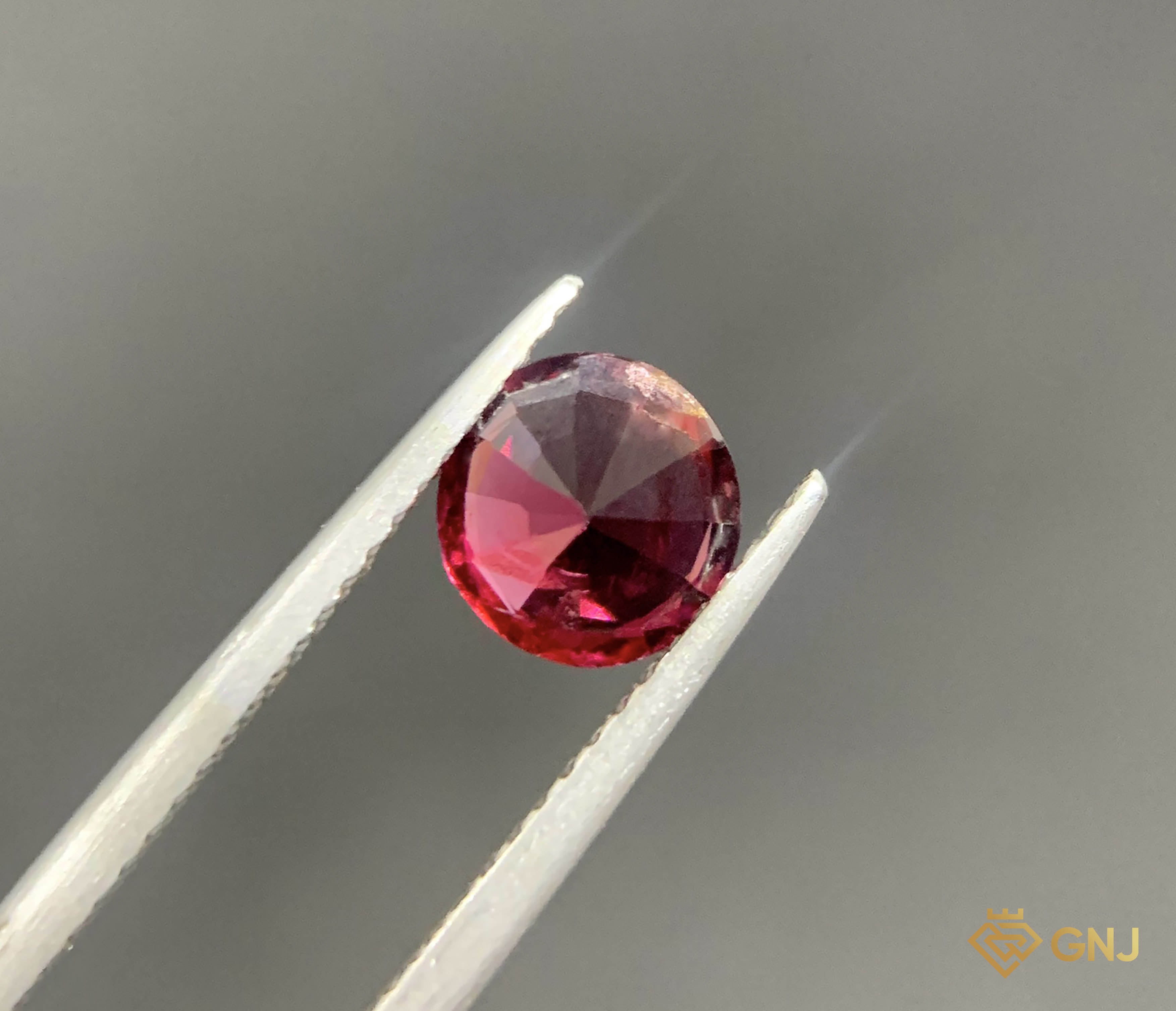 Viên đá Garnet tự nhiên