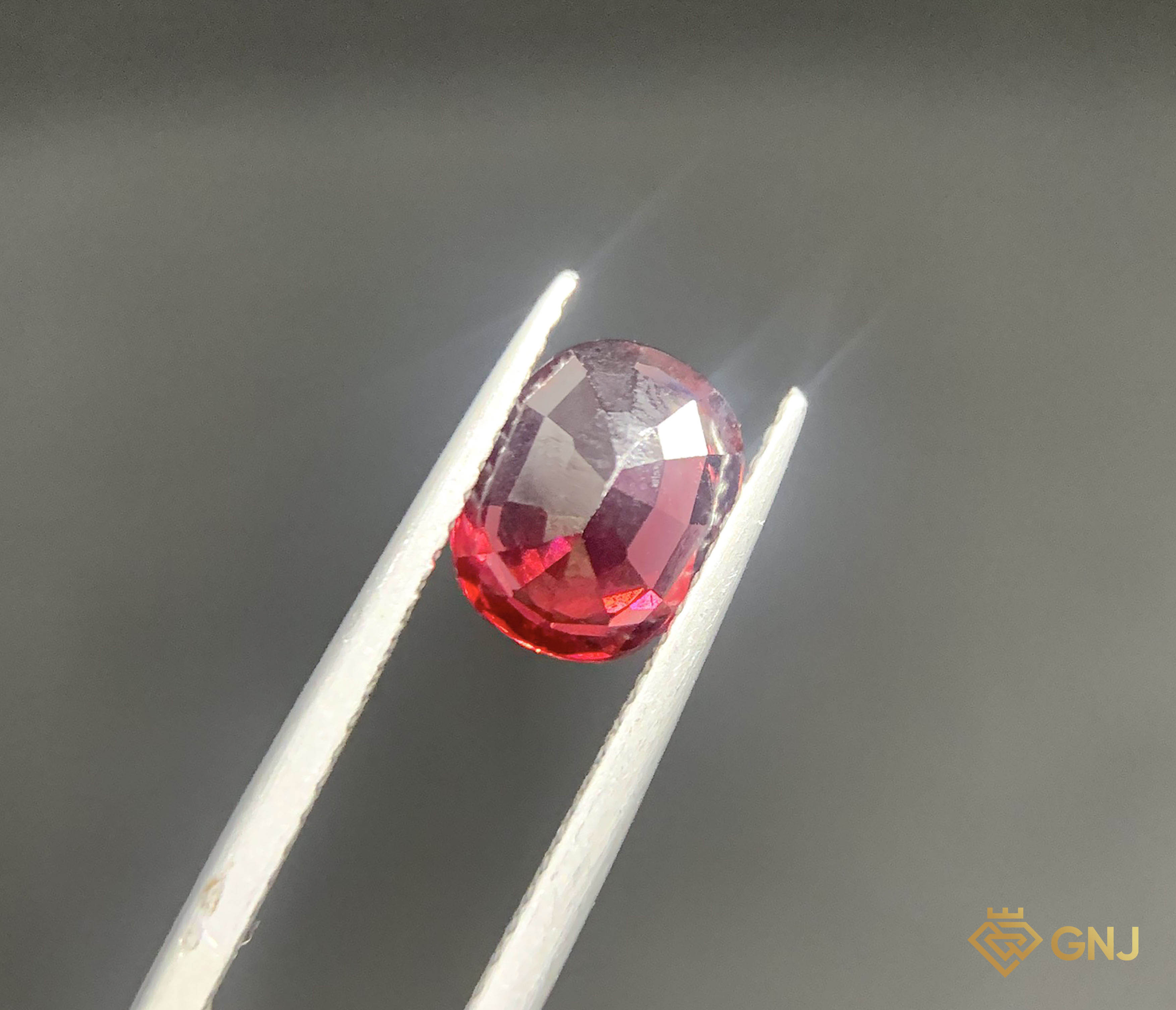 Viên đá Garnet tự nhiên