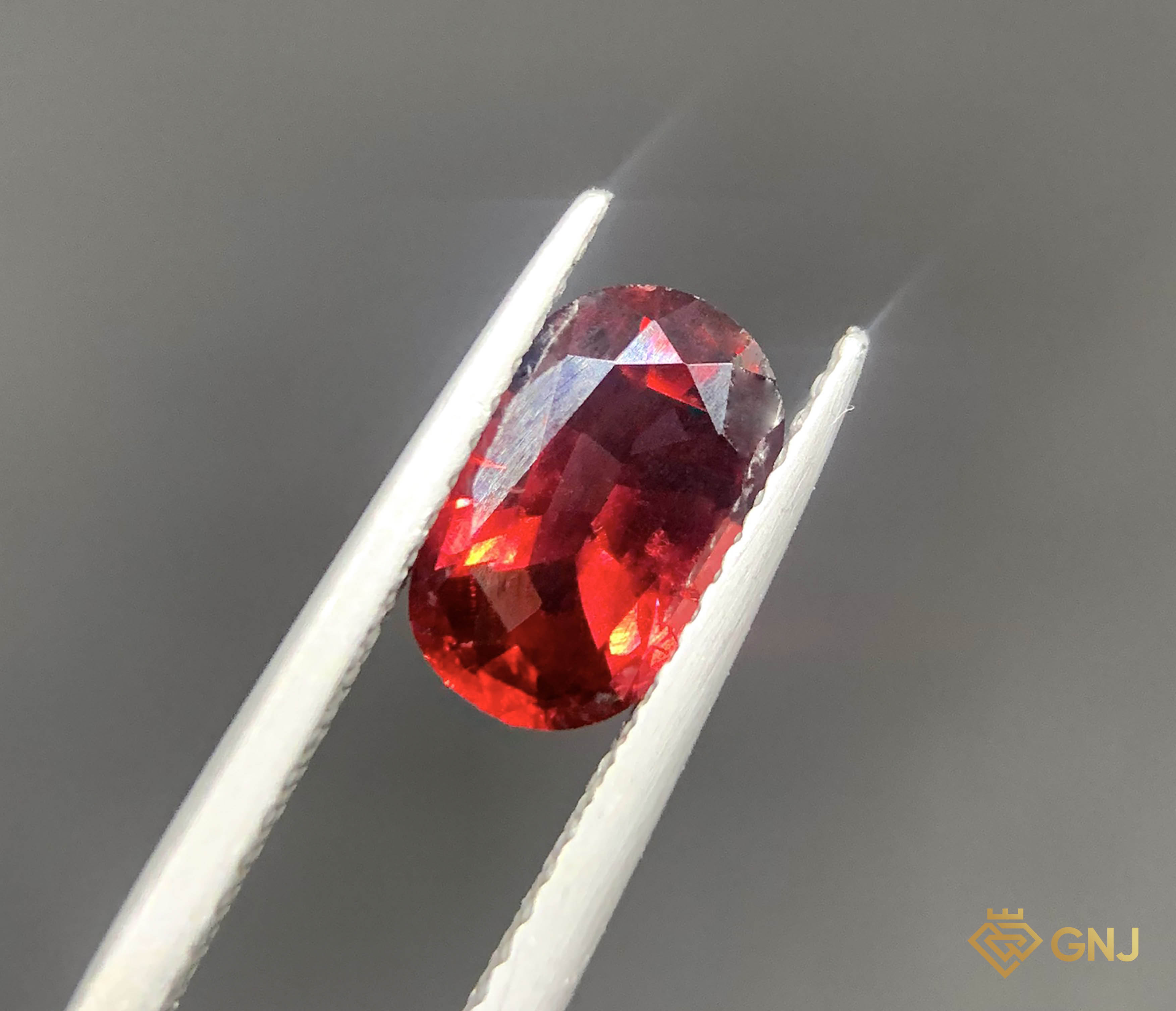 Viên đá Garnet tự nhiên