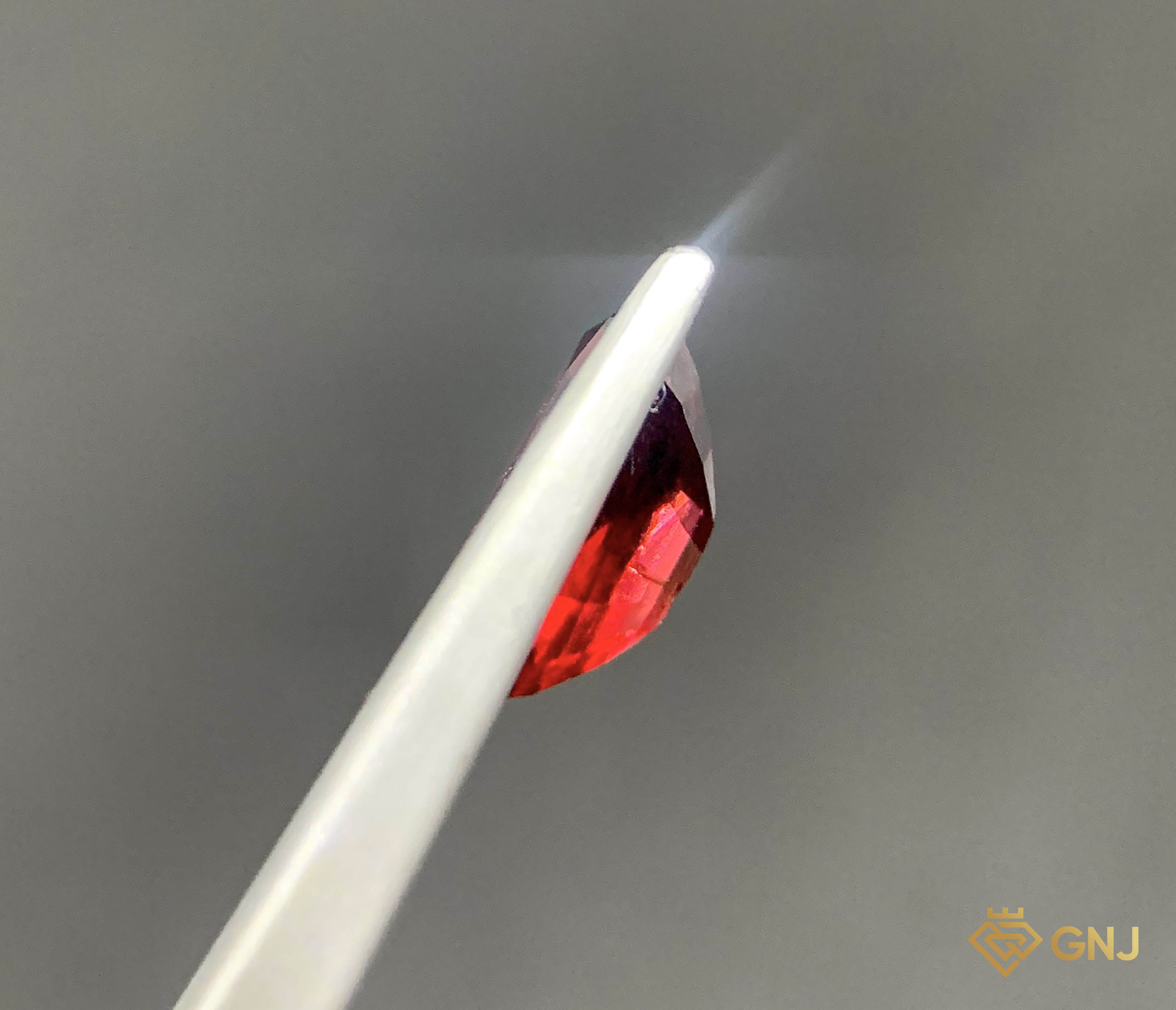 Viên đá Garnet tự nhiên