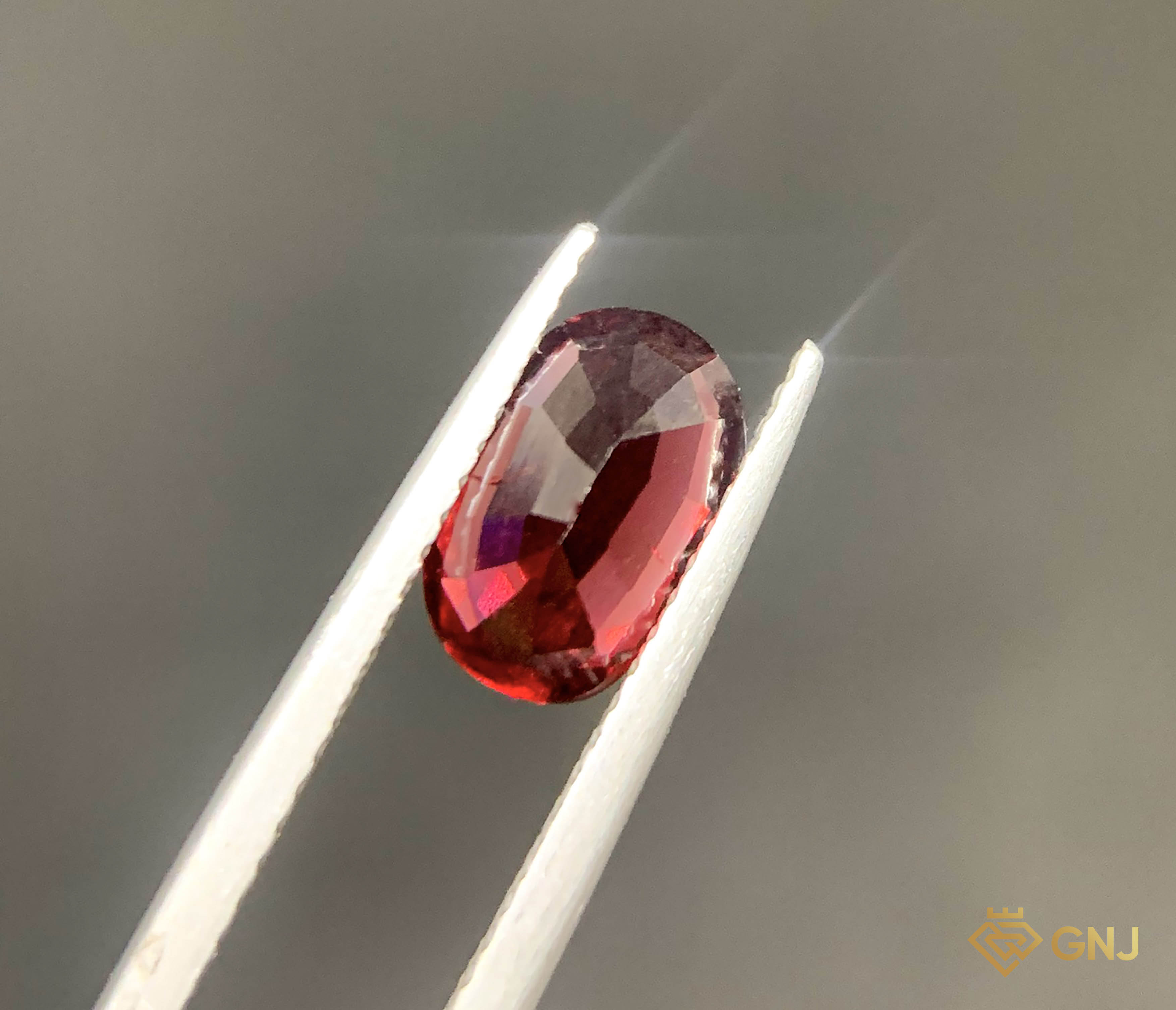 Viên đá Garnet tự nhiên