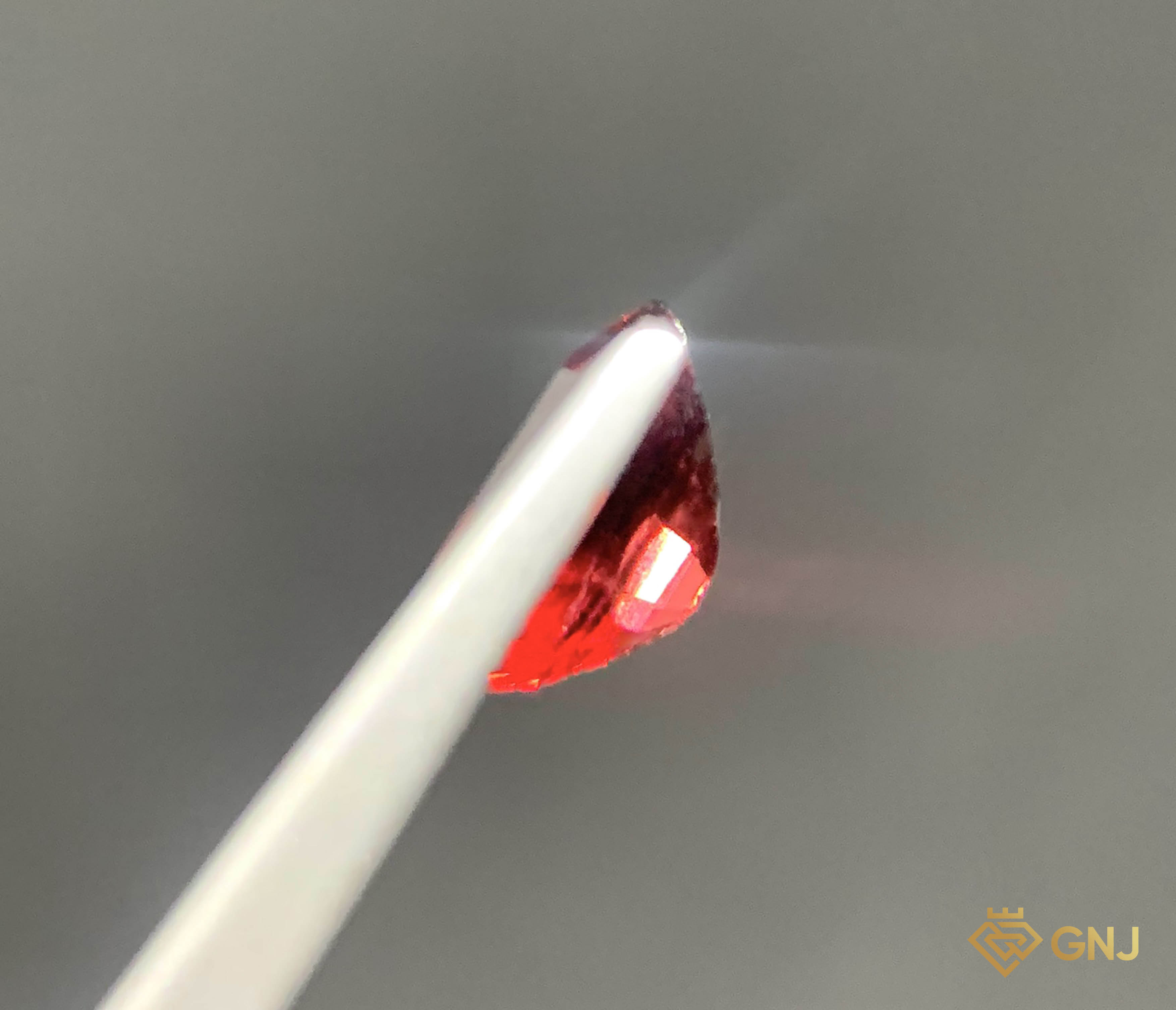 Viên đá Garnet tự nhiên