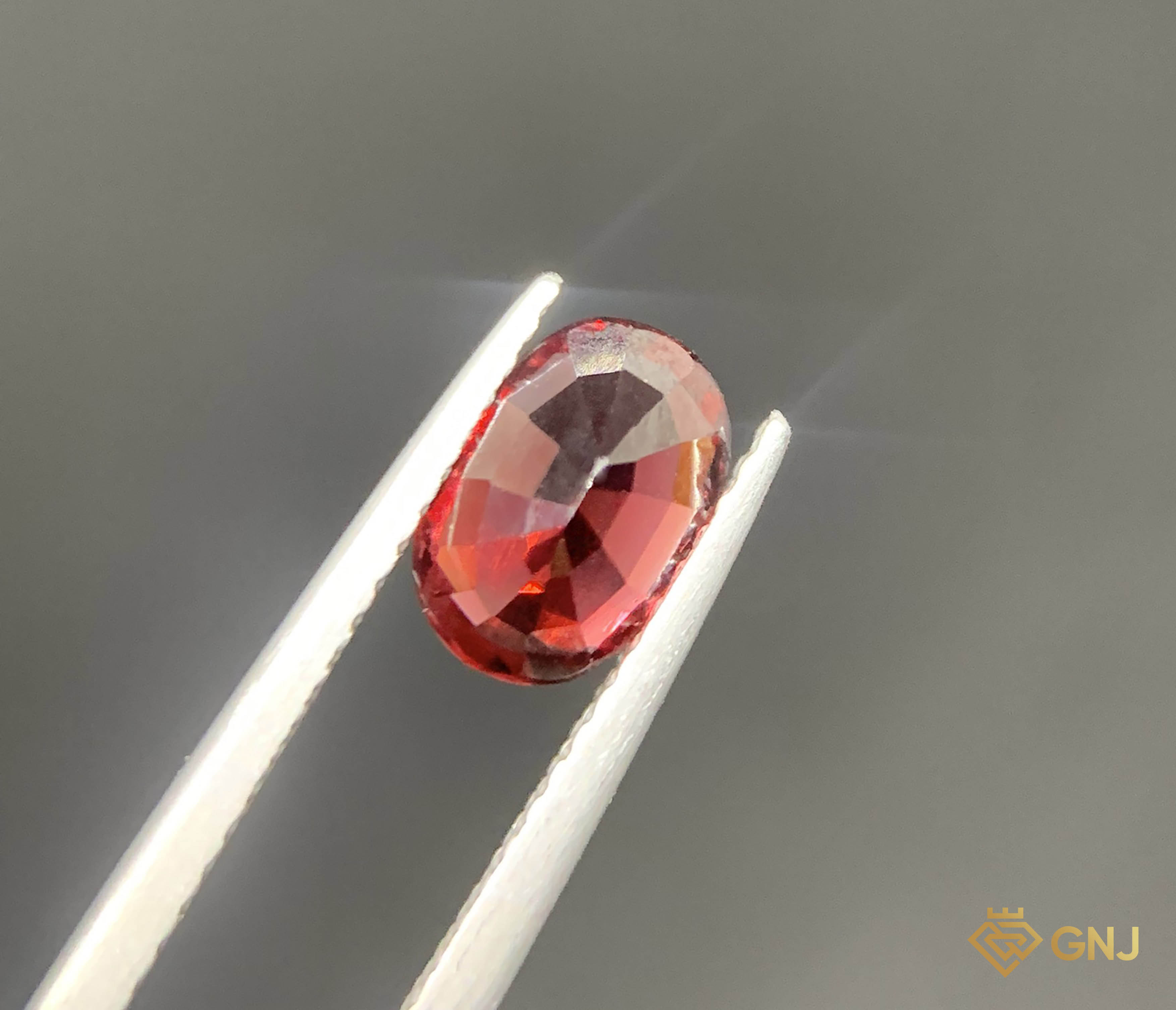 Viên đá Garnet tự nhiên