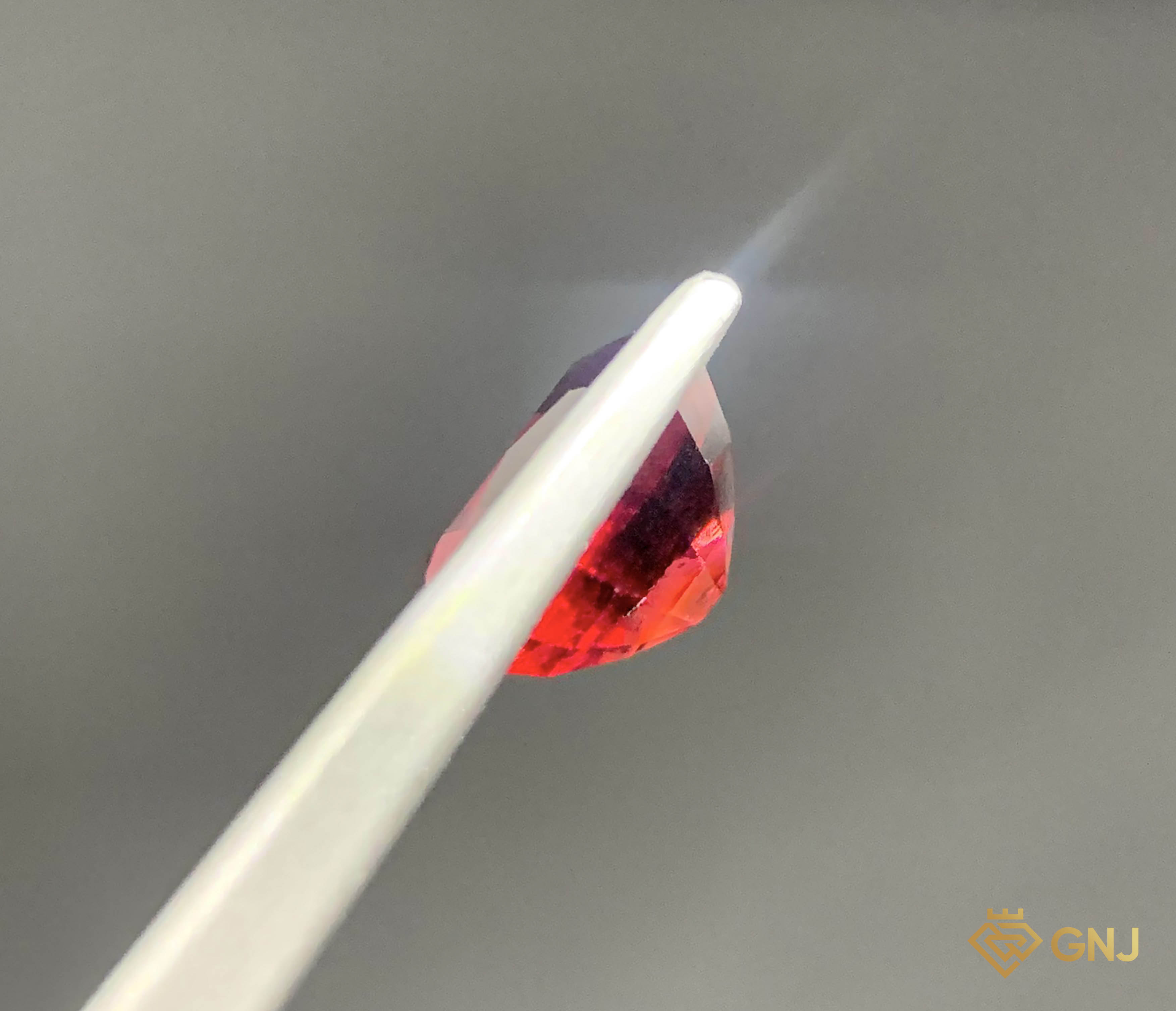 Viên đá Garnet tự nhiên