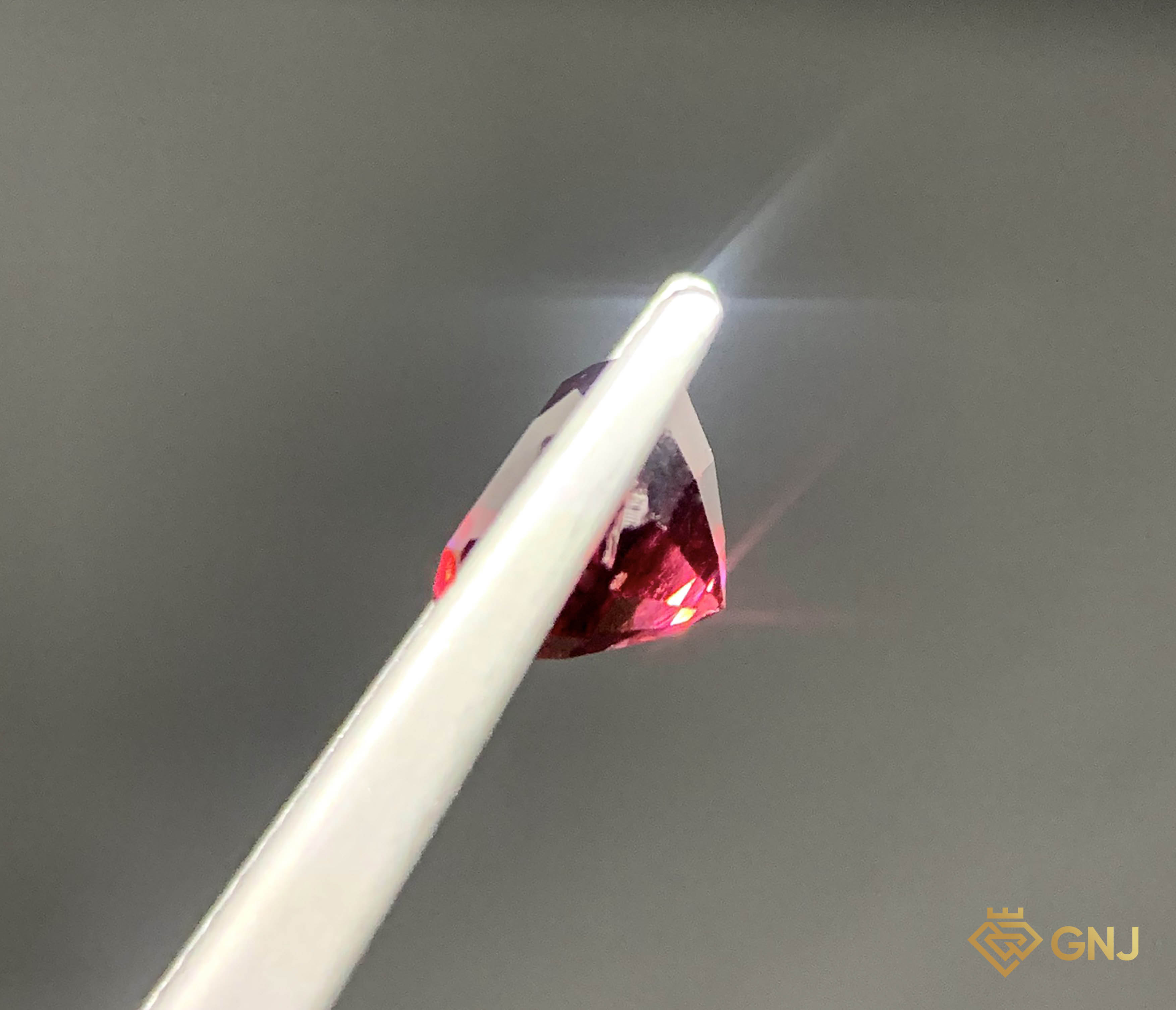 Viên đá Garnet tự nhiên