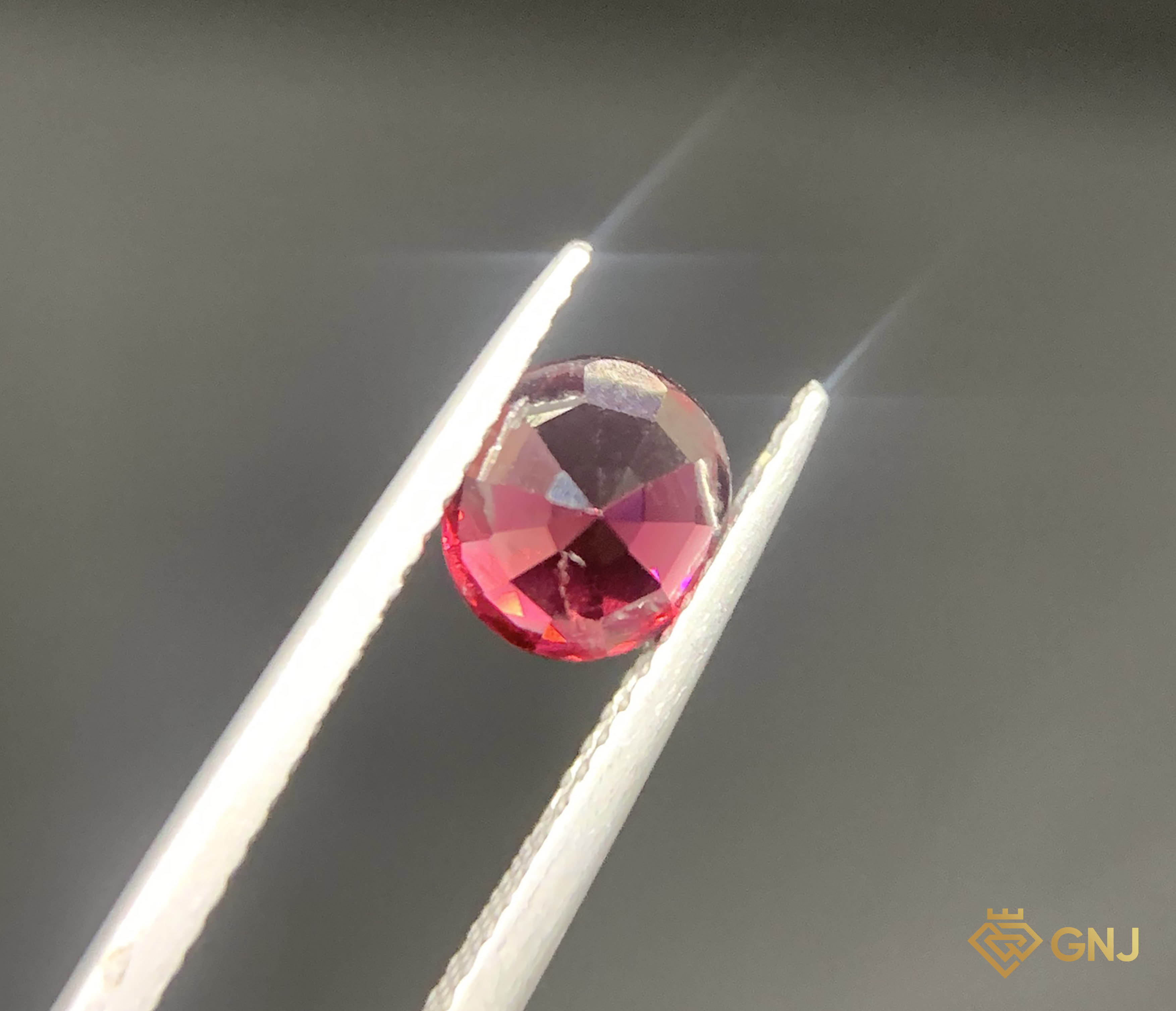 Viên đá Garnet tự nhiên