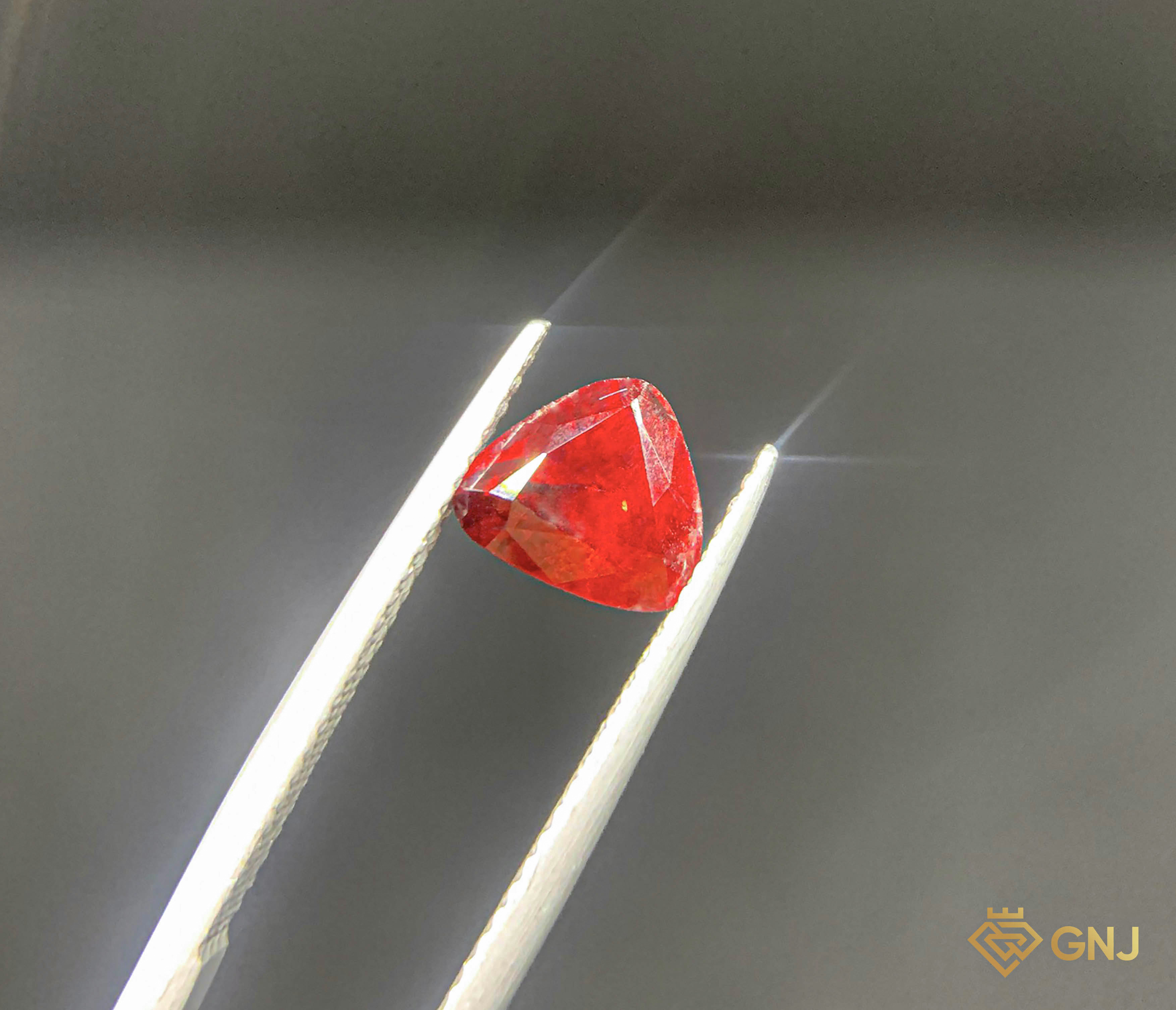 Viên đá Garnet tự nhiên