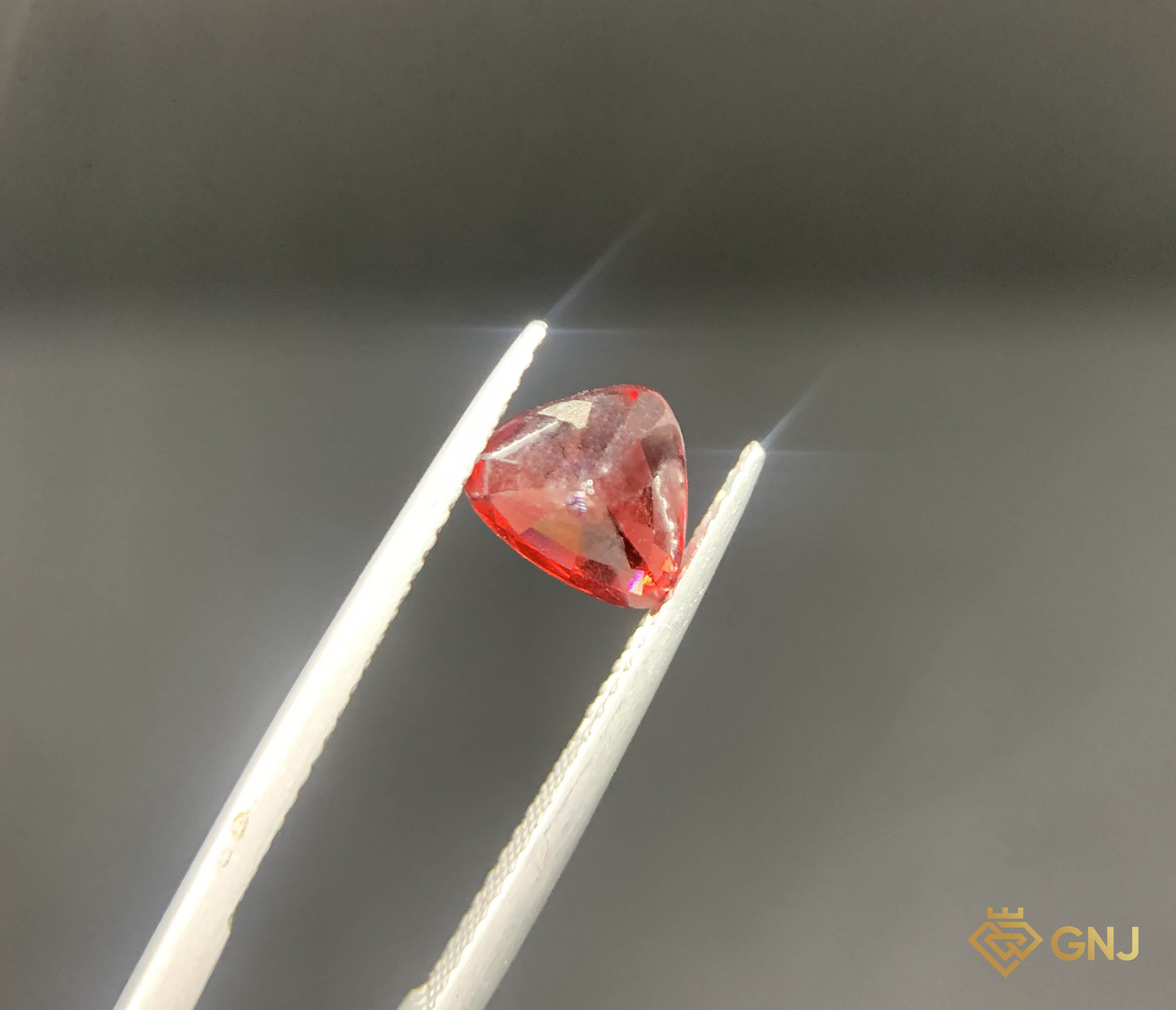 Viên đá Garnet tự nhiên