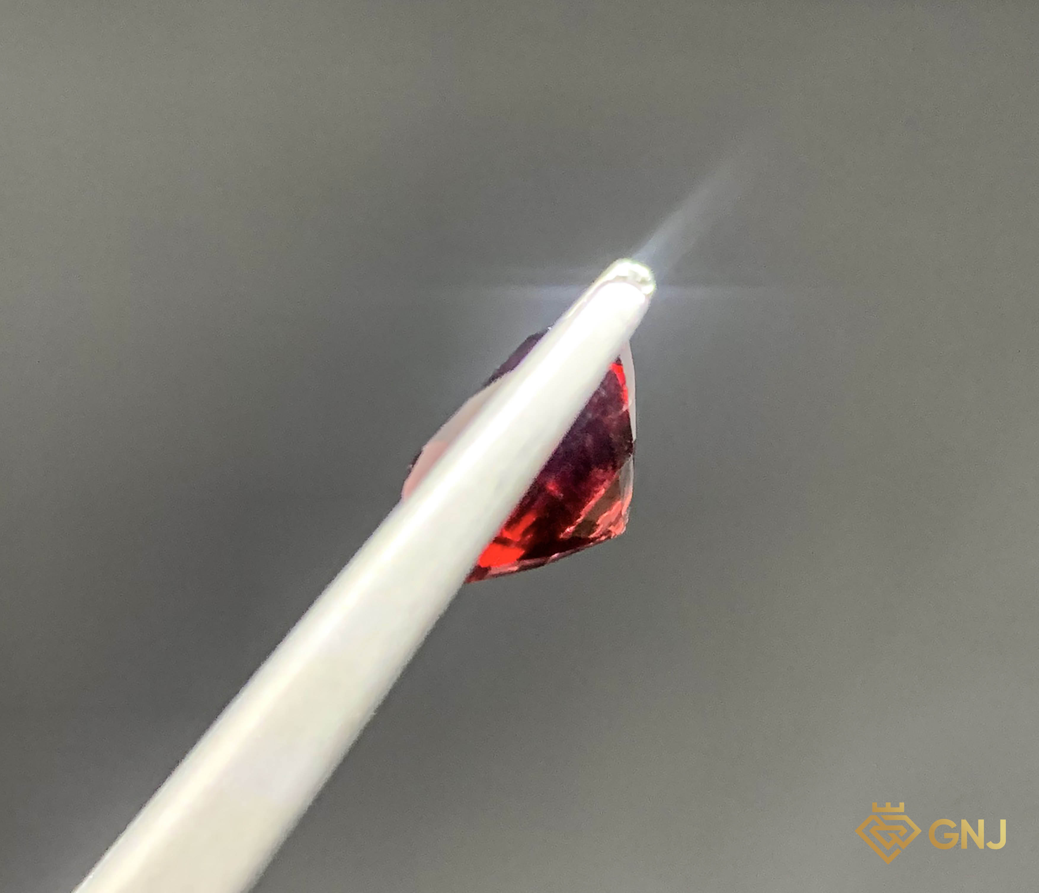 Viên đá Garnet tự nhiên