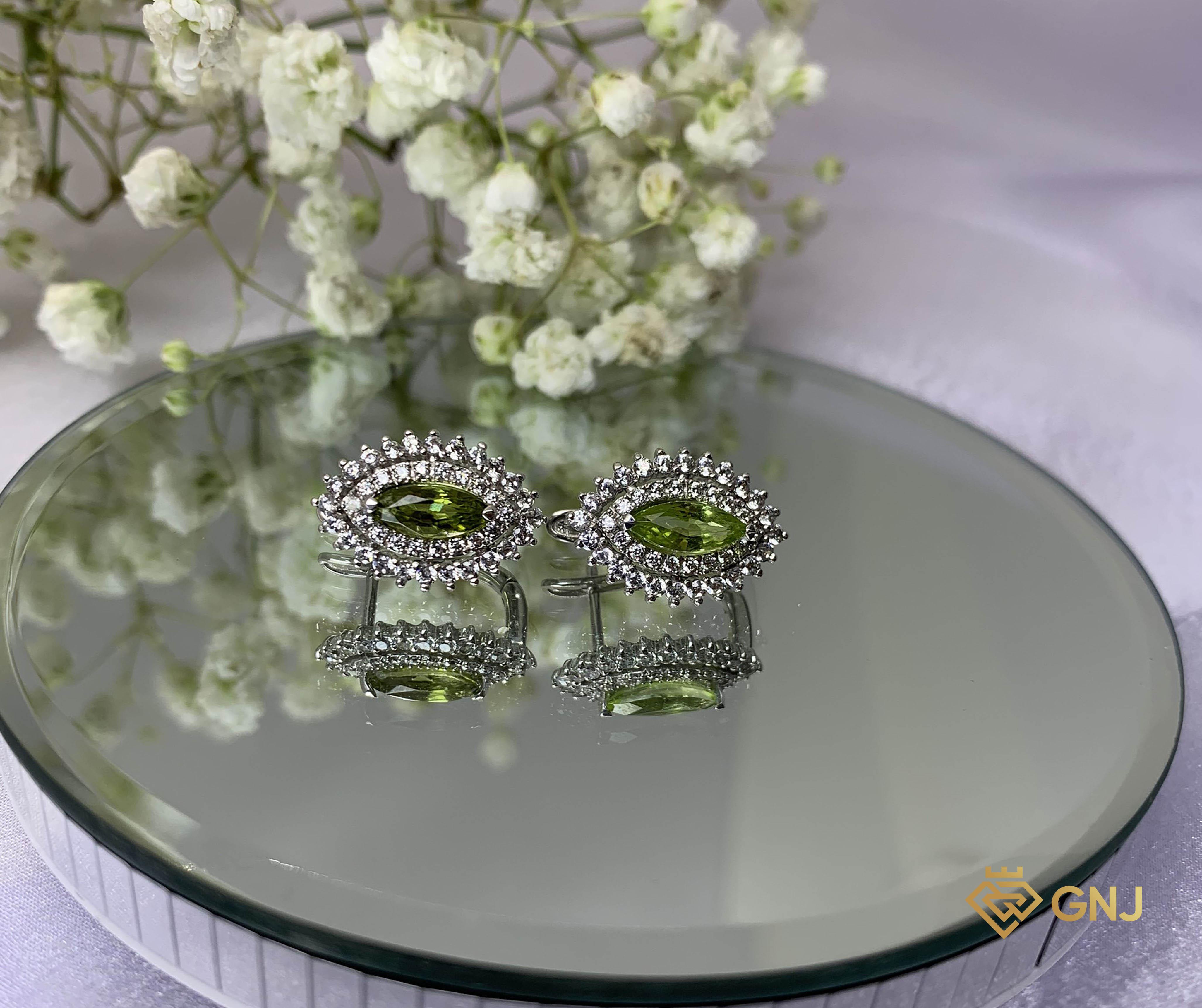 Hoa tai vàng trắng 10k đính đá Peridot